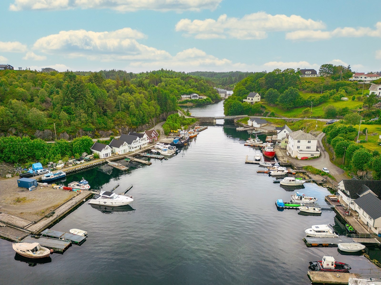 Fra eiendommen er det kort avstand til Torangsvågen med båtmarina og "Austevoll Samfunnshus" med idrettsanlegg. Galleribilde