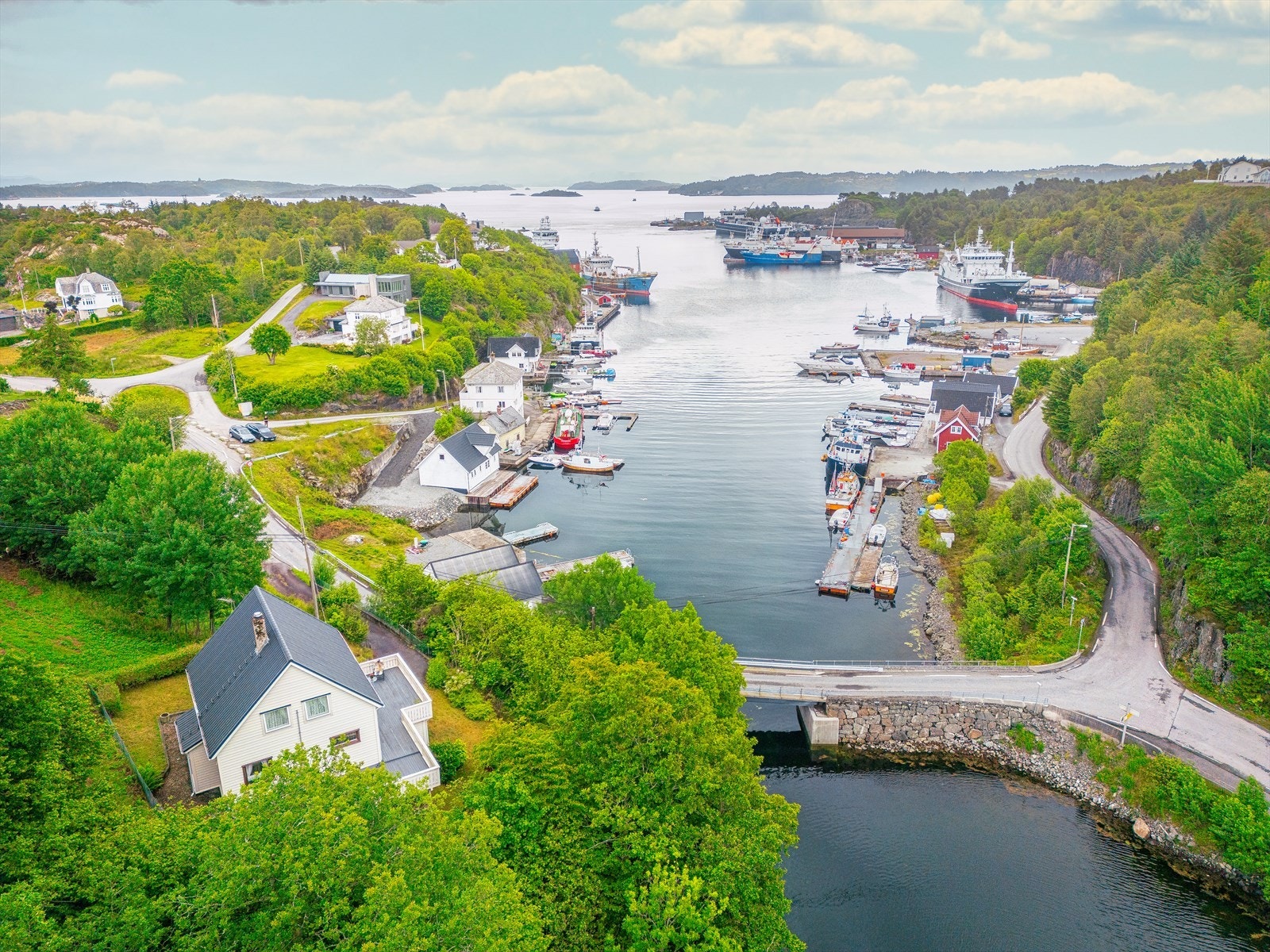 Her kan du nyte en stille stund på terrassen, omgitt av trær og fuglekvitter, uten innsyn fra naboer. Galleribilde