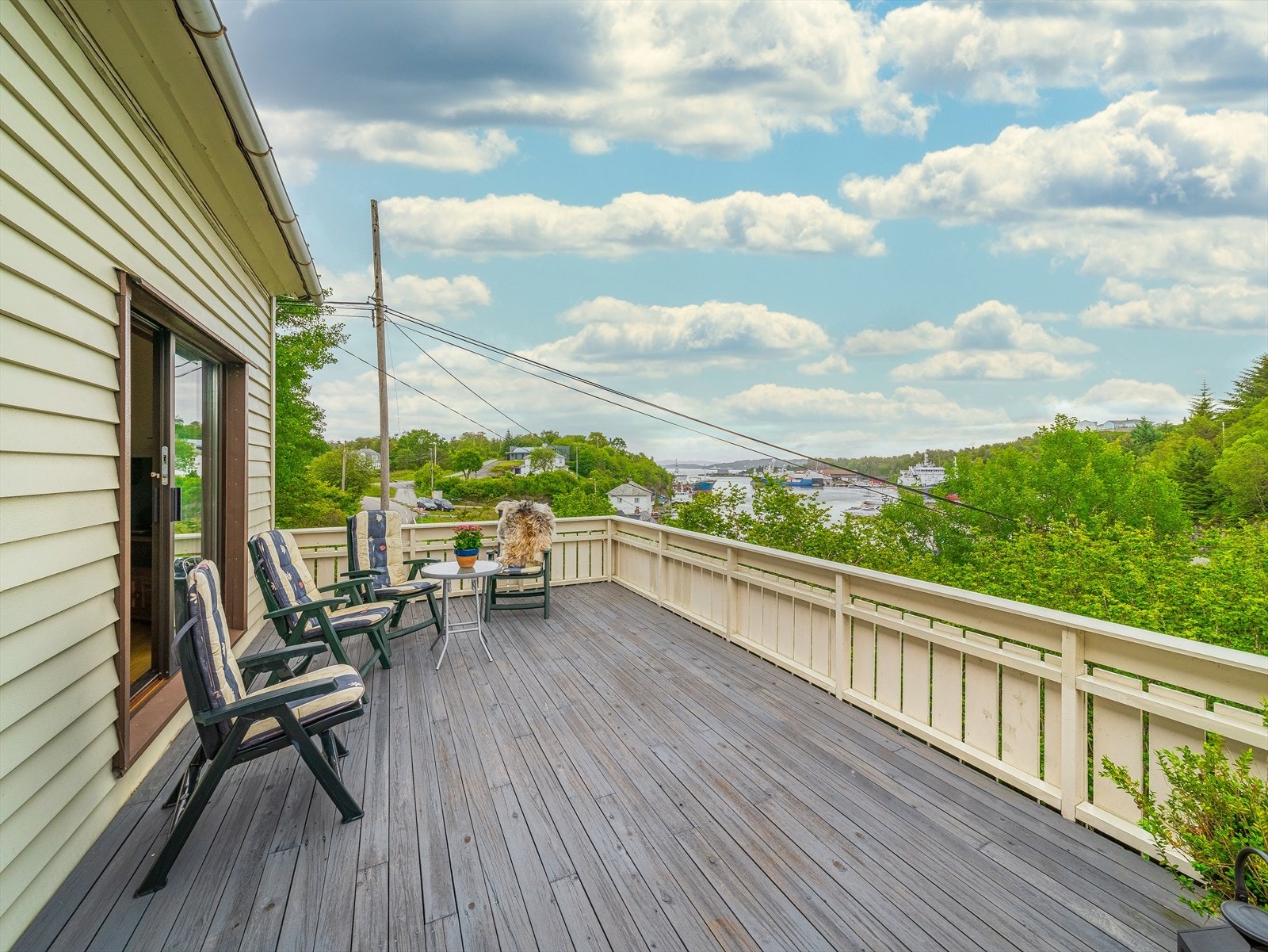 Boligen er sør-øst vendt og byr på gode solforhold, samt flott utsikt over nærområdet, sjø og flott natur. Galleribilde