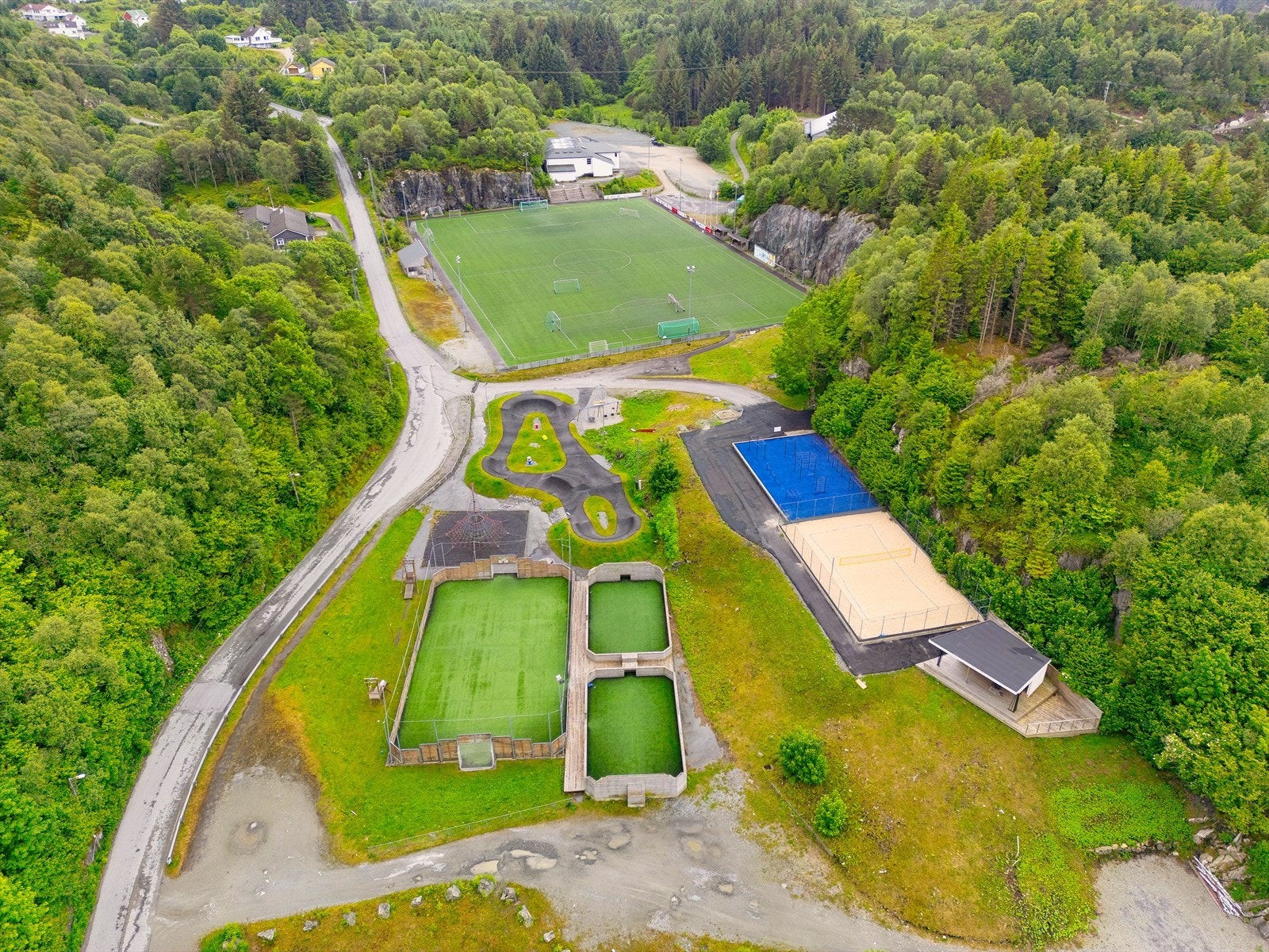 Fra boligen har man fotballbane, ballbinge og aktivitetspark som nærmeste nabo. Galleribilde