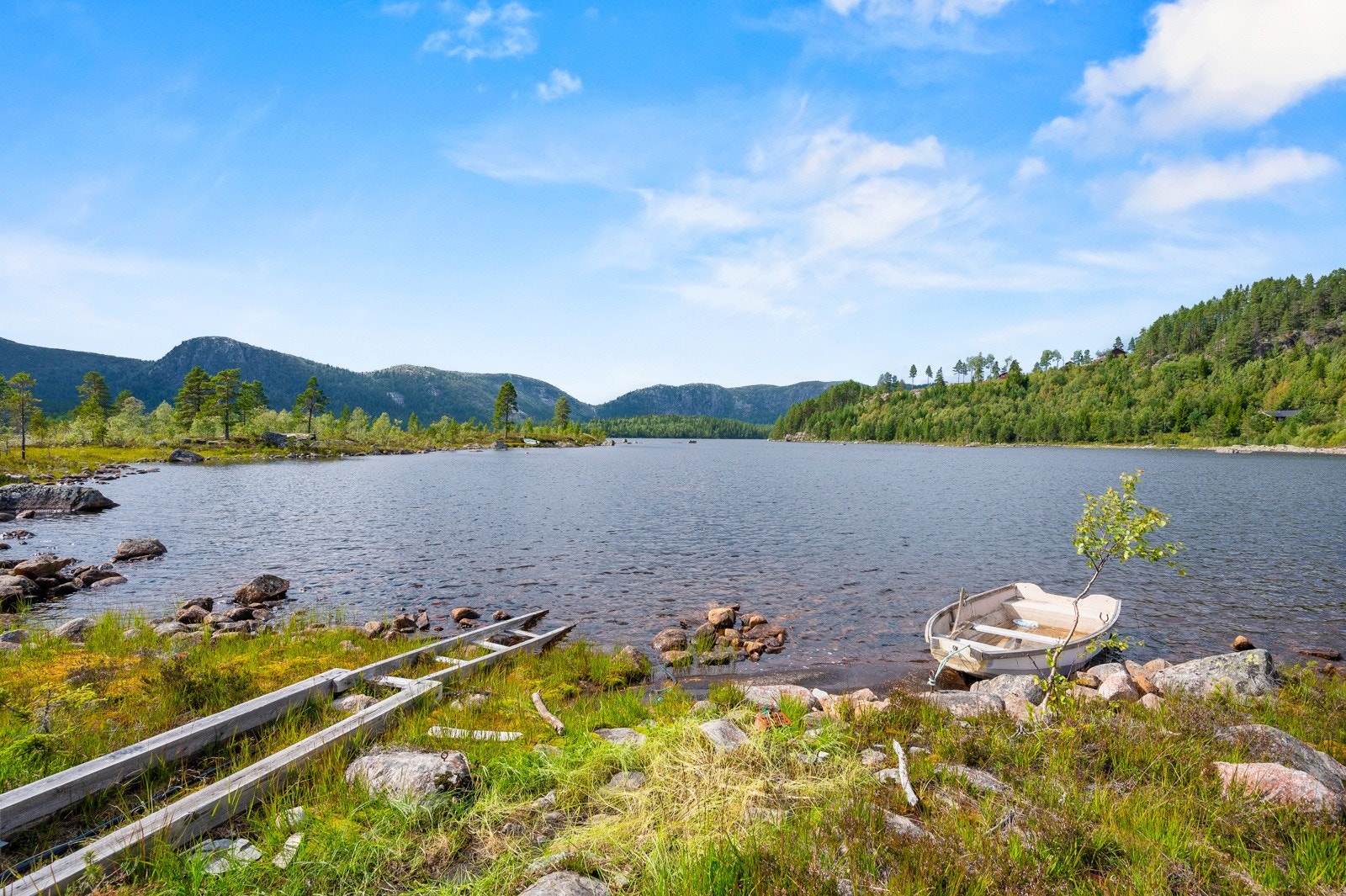 Rett til båtfeste/båthus i strandkanten til Birtevatn. Galleribilde