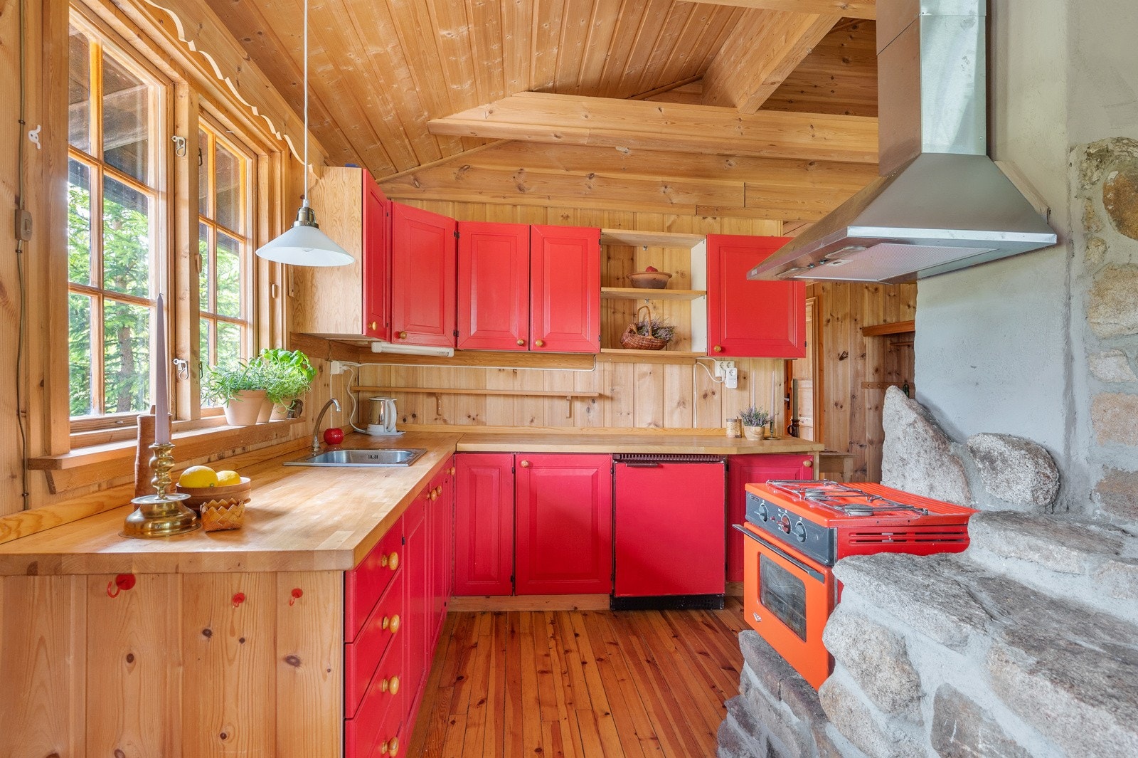 Kjøkkenet har innredning med profilerte fronter. Benkeplaten er av heltre. Det er kjøleskap og gass komfyr. Galleribilde