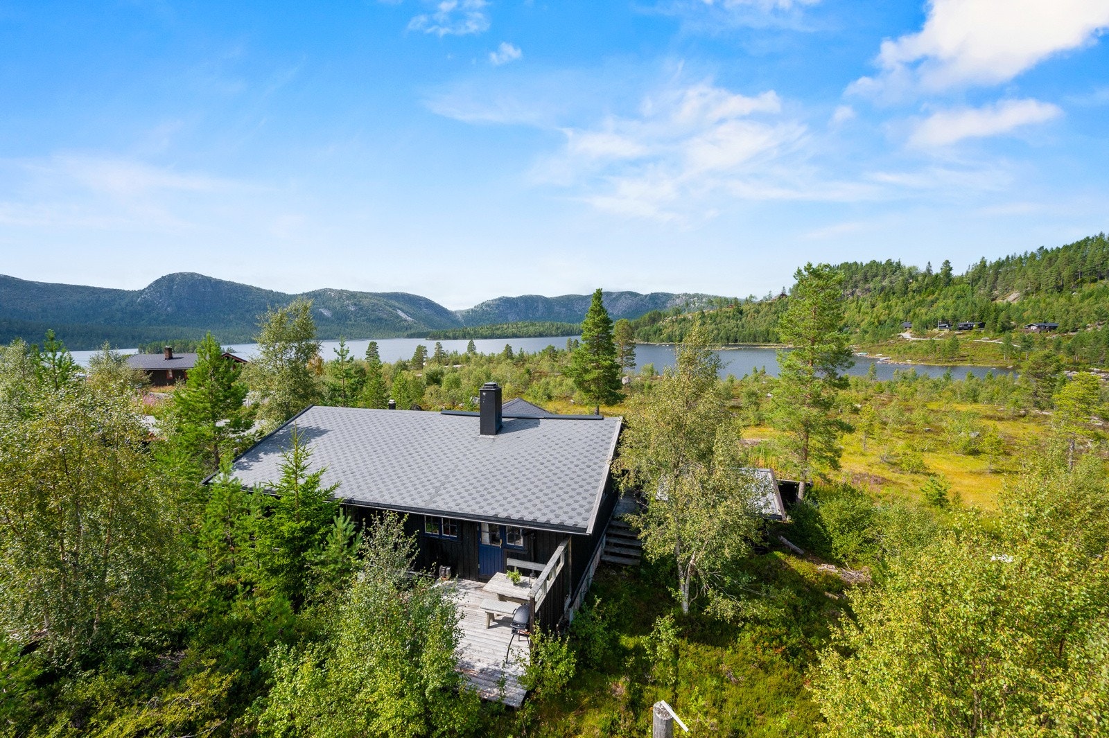 Hytta står på støpte pilarer. Galleribilde