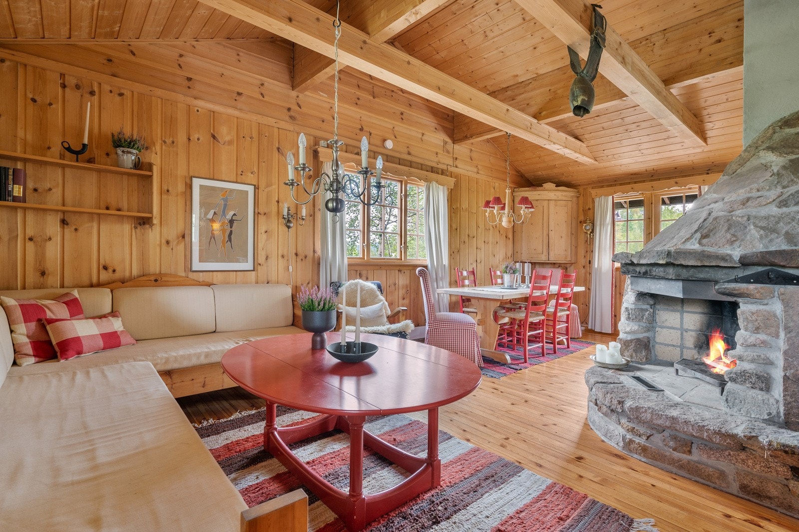 Boligen har elementpipe, vedovn og åpen peis. Galleribilde