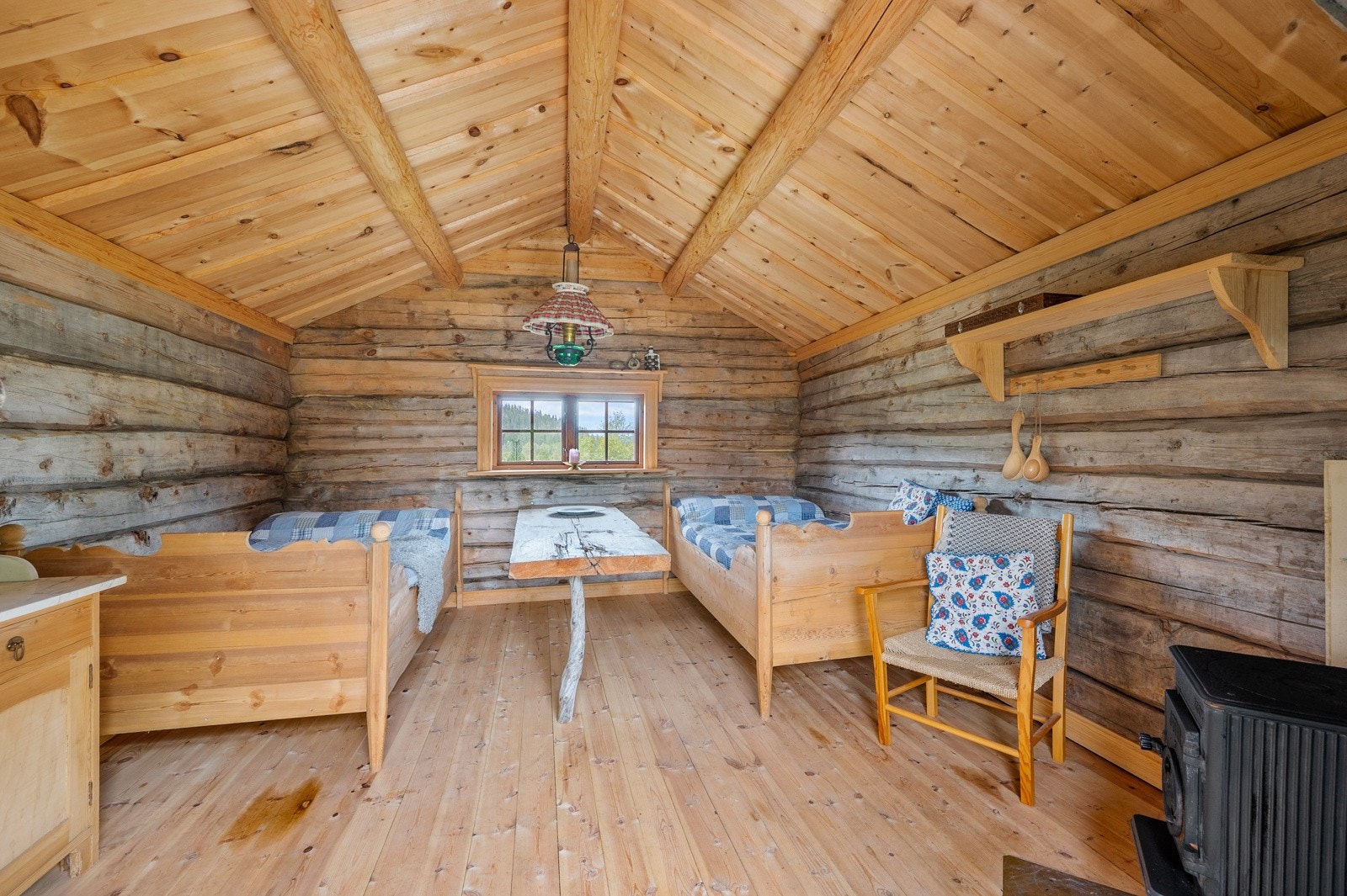 Stabburet er innredet med sengeplasser. Galleribilde