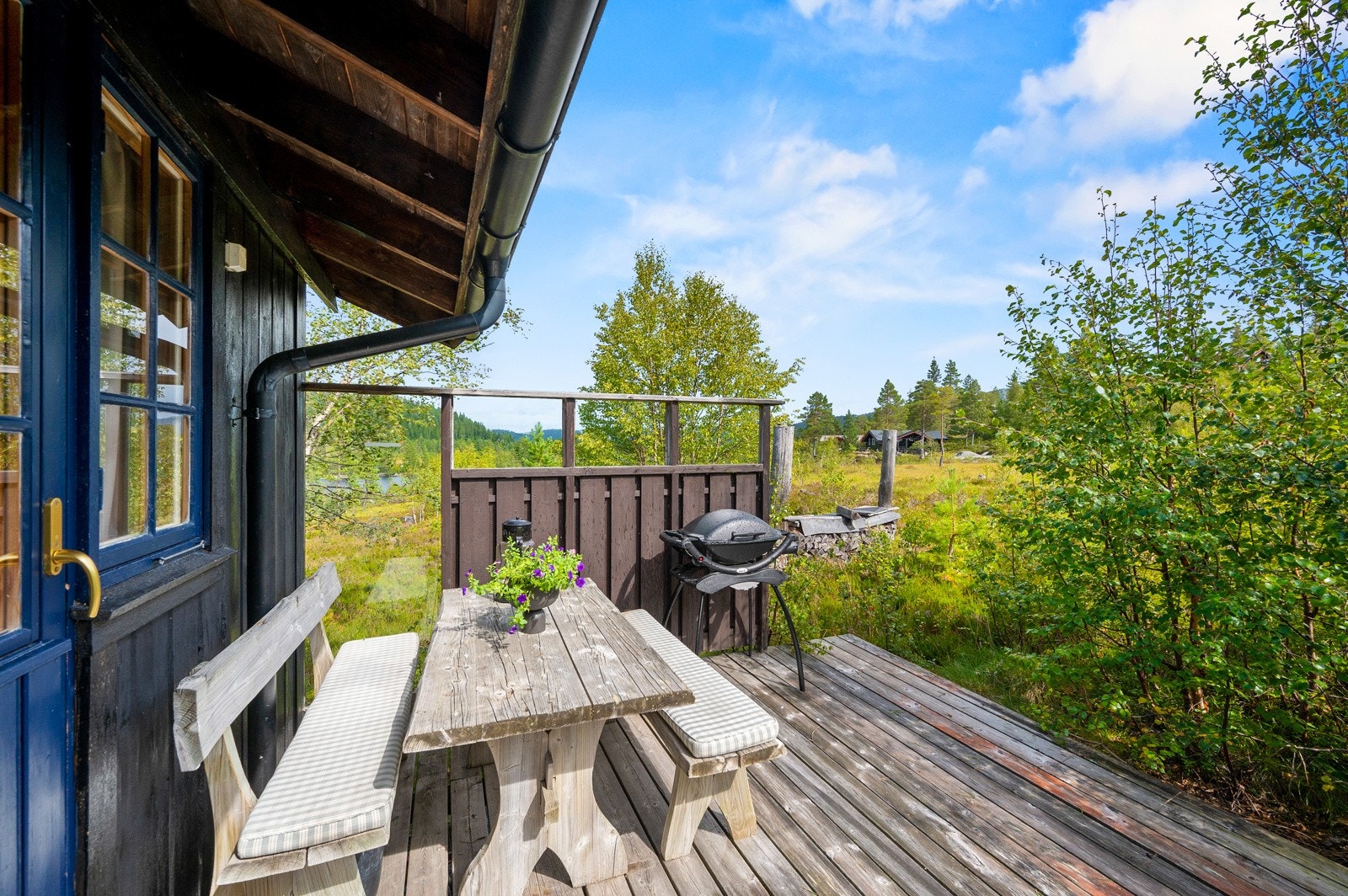 Det er opparbeidet terrasser både mot nord/vest og syd/øst. Galleribilde