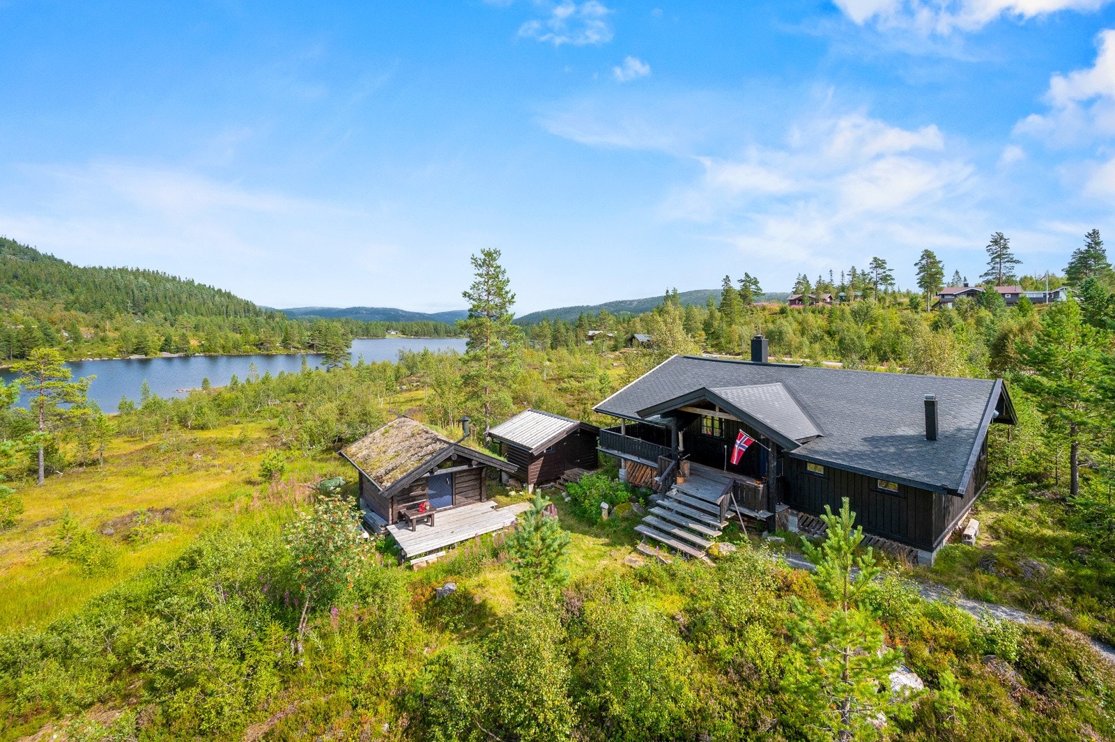 Hytta har frikjøpt eiertomt på 1 667,5kvm og ligger like ved Birtevatn. Galleribilde