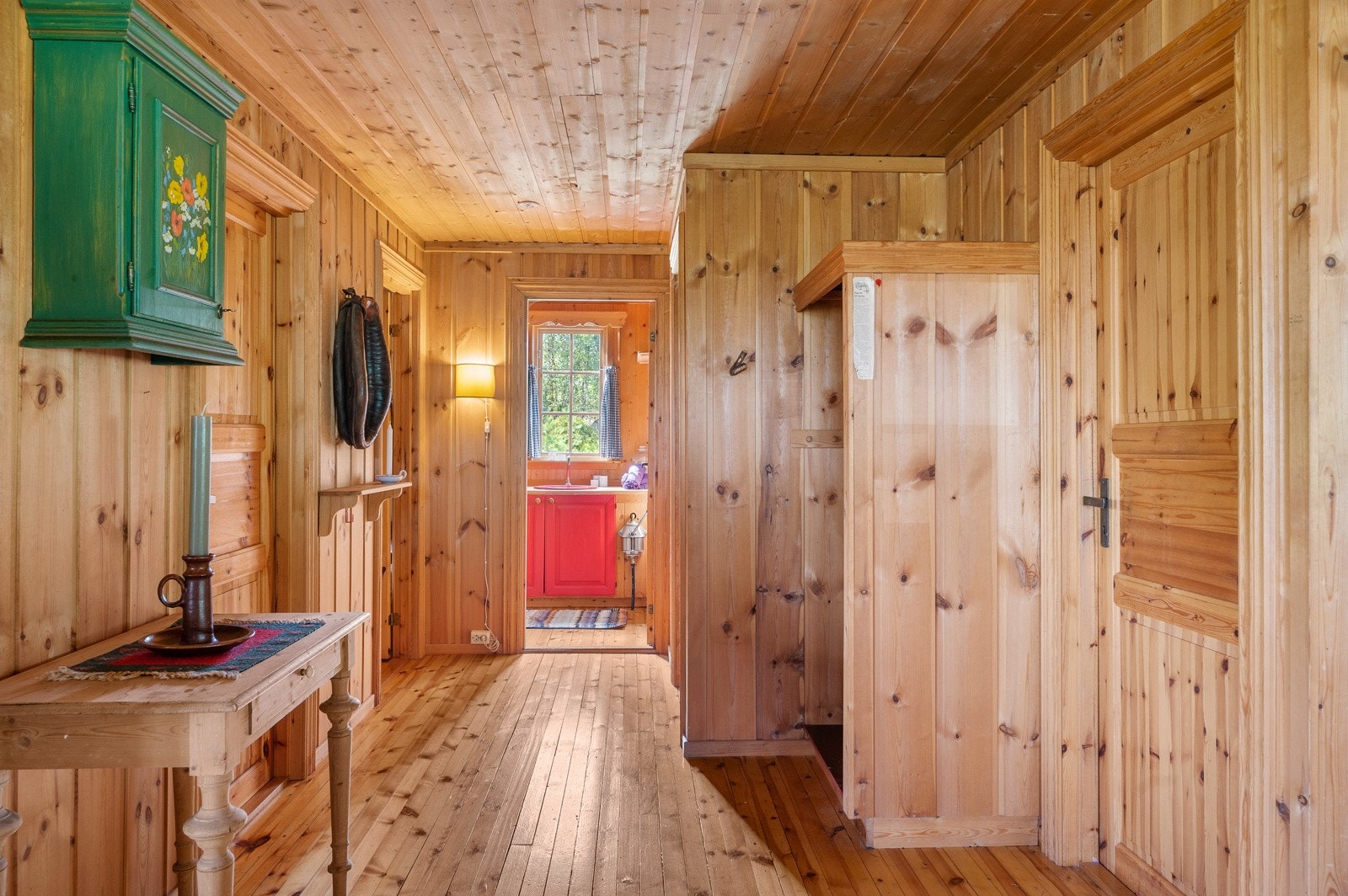 Innvendig er det gulv av furu. Veggene har trepanel. Innvendige tak har trepanel. Galleribilde