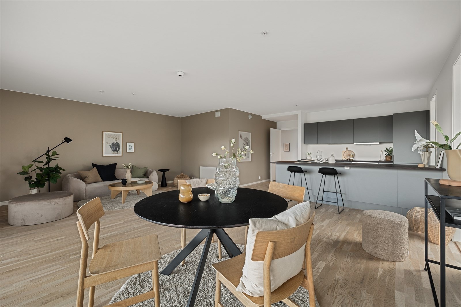 Åpen stue- og kjøkken løsning sørger for en sosial tilværelse. Galleribilde