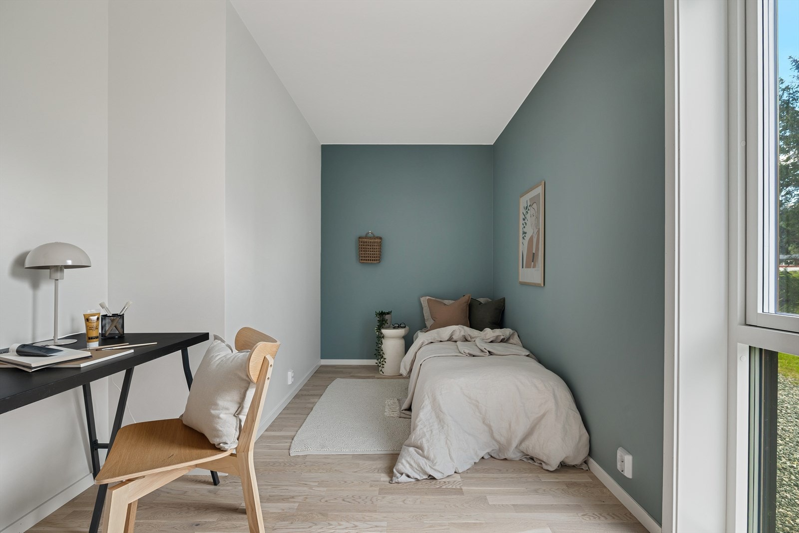 Soverom 2 med plass til seng, kontorpult og garderobeskap Galleribilde