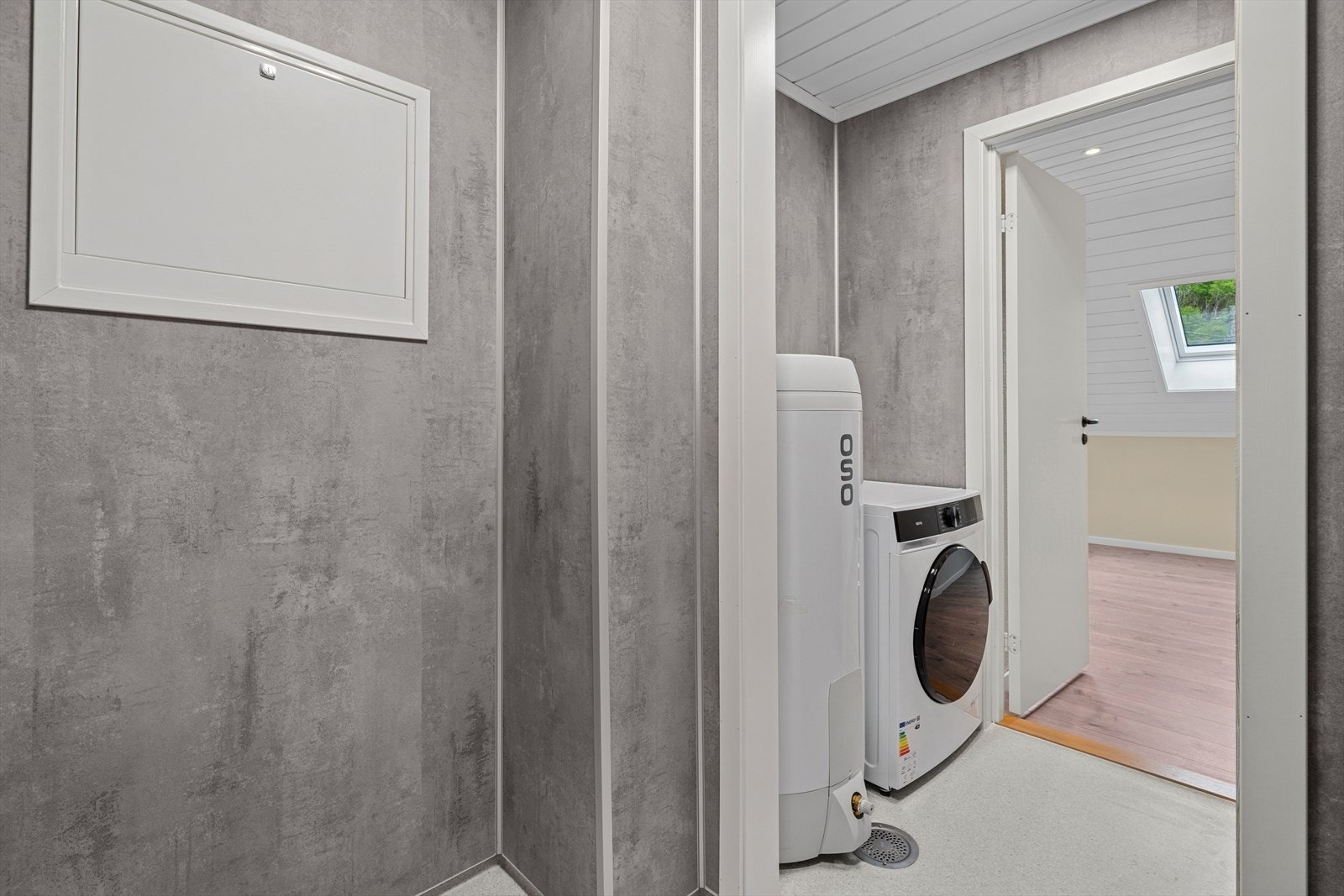 Bod med varmtvanns tank og opplegg for vaskemaskin Galleribilde