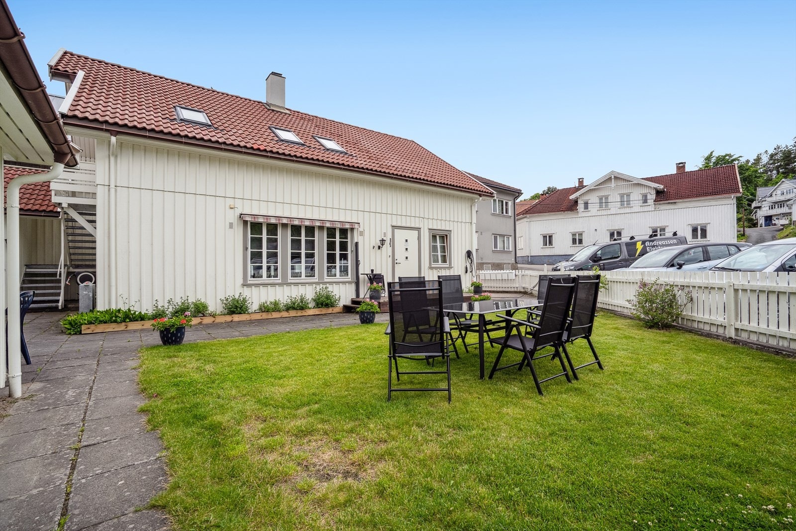 Koselig uteareal hvor du kan nyte lange sommerdager med venner eller familie Galleribilde