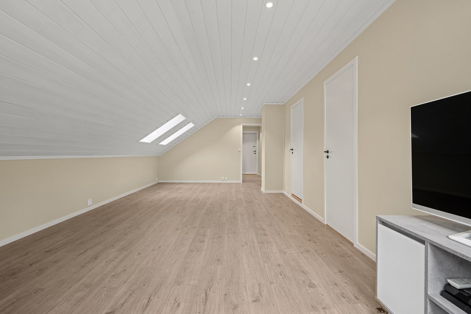 Adkomst fra stuen til soverom, bad og bod/vaskerom Galleribilde
