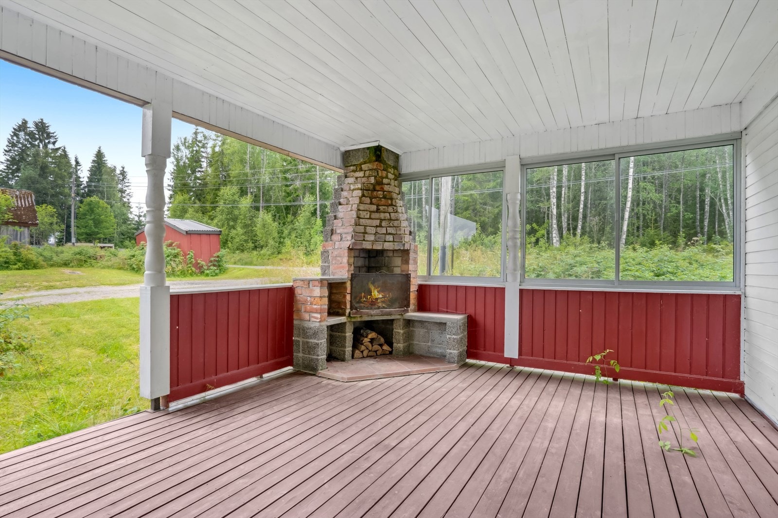 Annekset har en terrasse hvor det er fint å sitte selv om det er litt ruskevær. Galleribilde