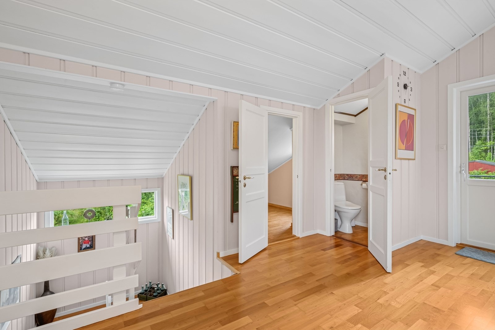 I 2. etasje er det også et separat toalett, til venstre ligger det en bod som også har vært i bruk som et lekerom. Galleribilde