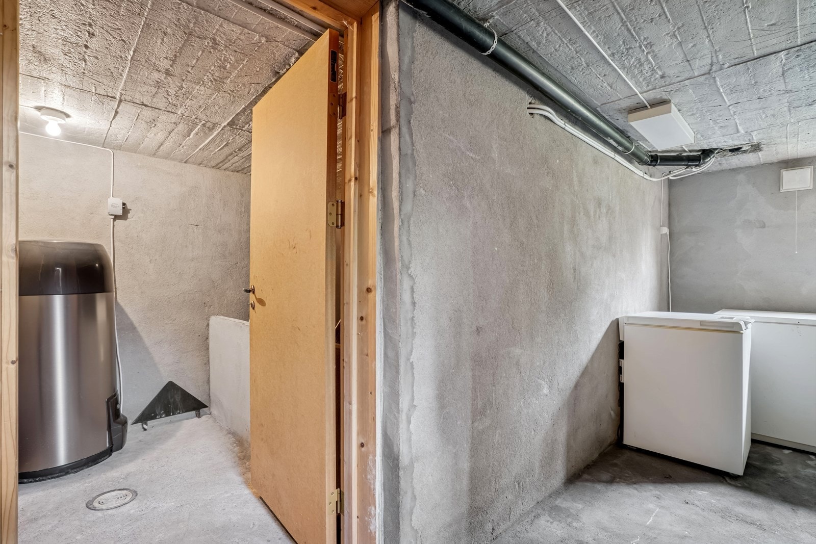 Grovkjeller med bla. varmtvannsbereder og gammel oljetank (ikke i bruk). Galleribilde