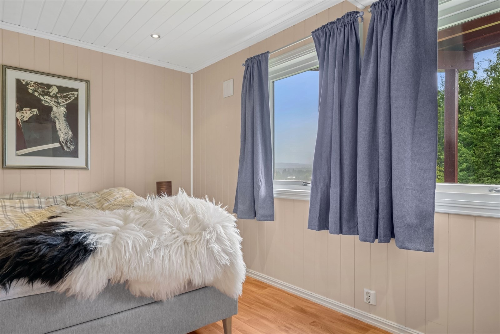 Hovedsoverommet ligger i 1. etasje, innenfor stuen. Galleribilde
