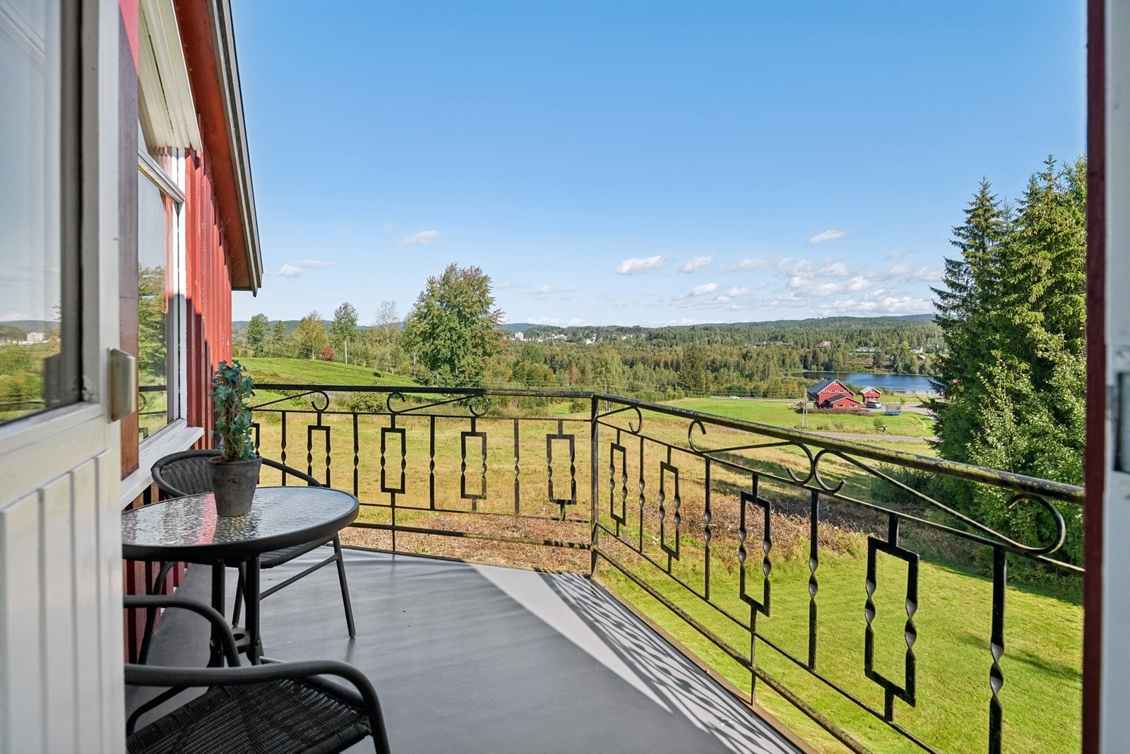 Denne balkongen har utgang fra det største soverommet i 2. etasje. Galleribilde