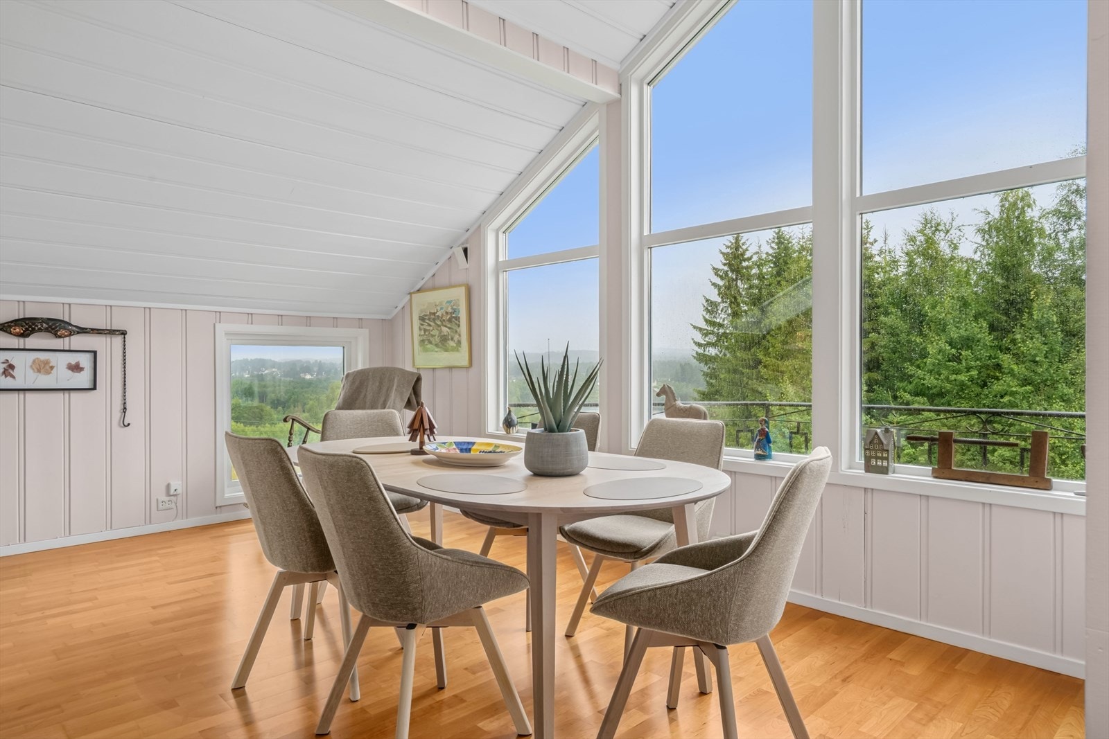 De generøse vindusflatene slipper inn mye naturlig lys og skaper en luftig atmosfære i etasjen. Galleribilde