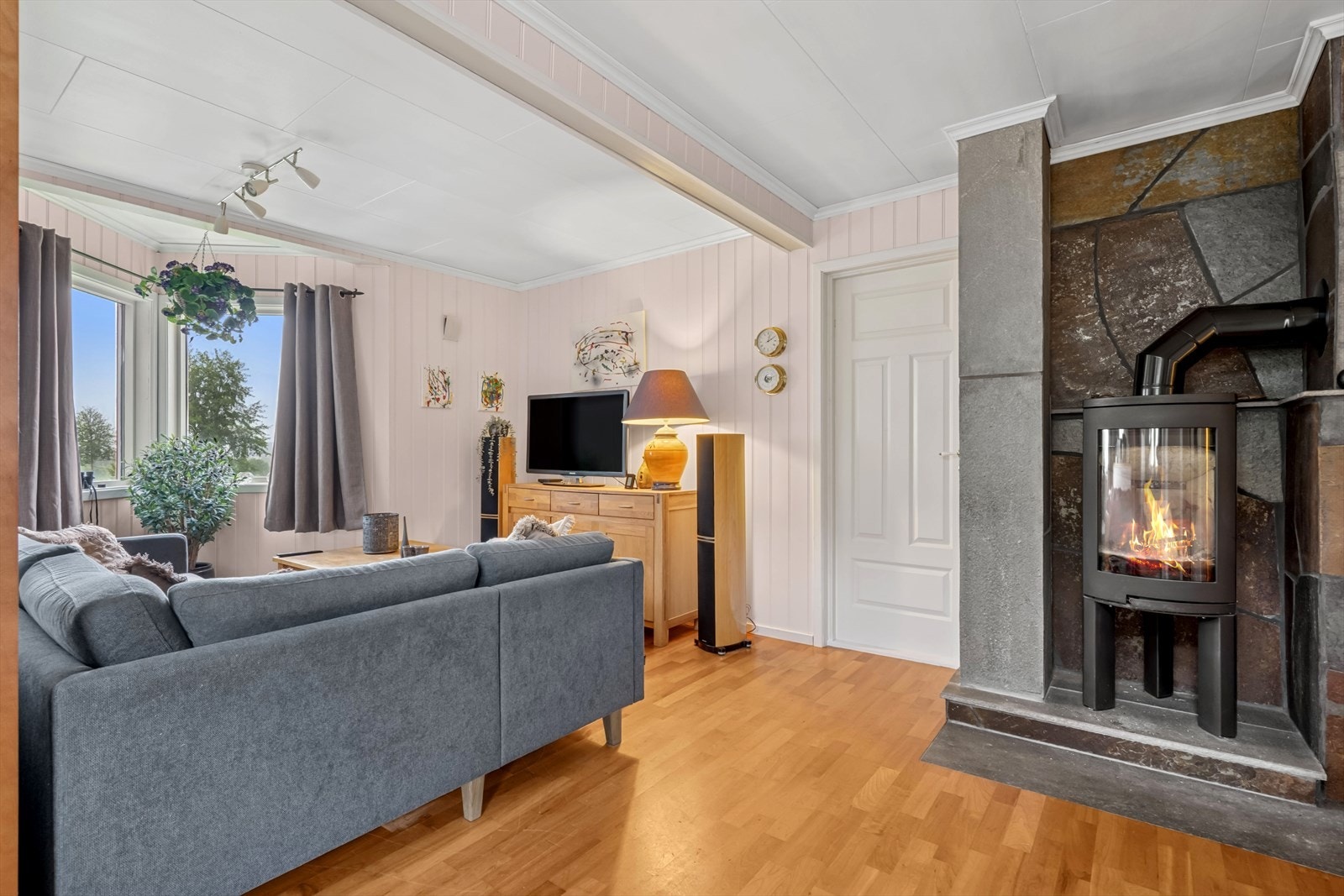 Stuen er utstyrt med en koselig peisovn som sørger for ekstra varme og hygge på kalde dager. Galleribilde