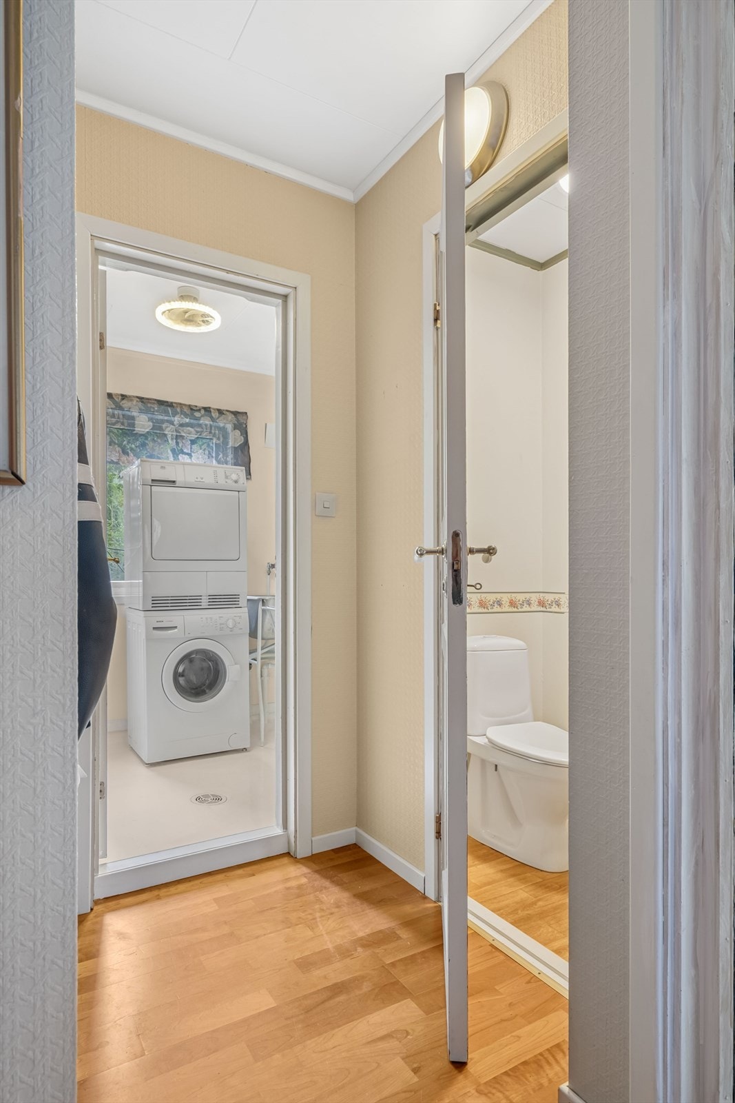 Det er separat toalett og vaskerom. Galleribilde