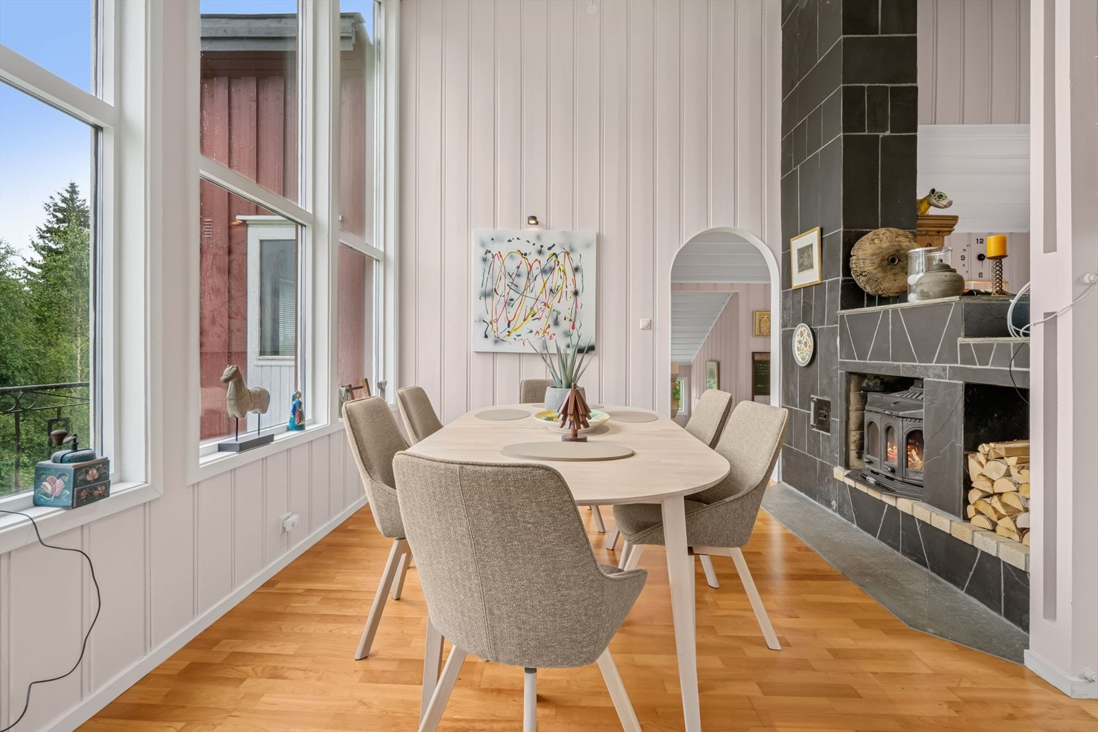 I denne stuen er det også montert et ildsted. Galleribilde