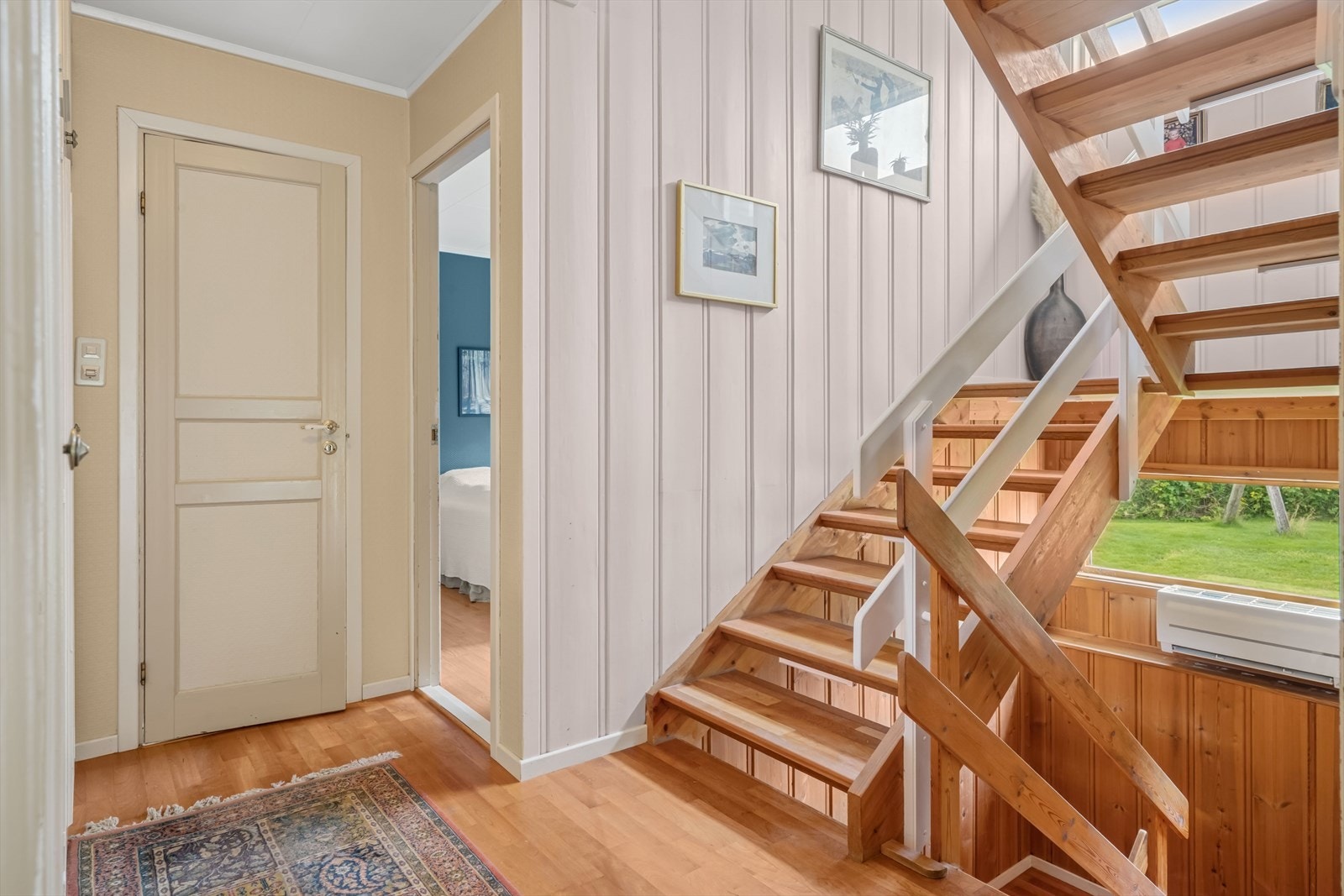 Trappen ligger midt i boligen. Galleribilde