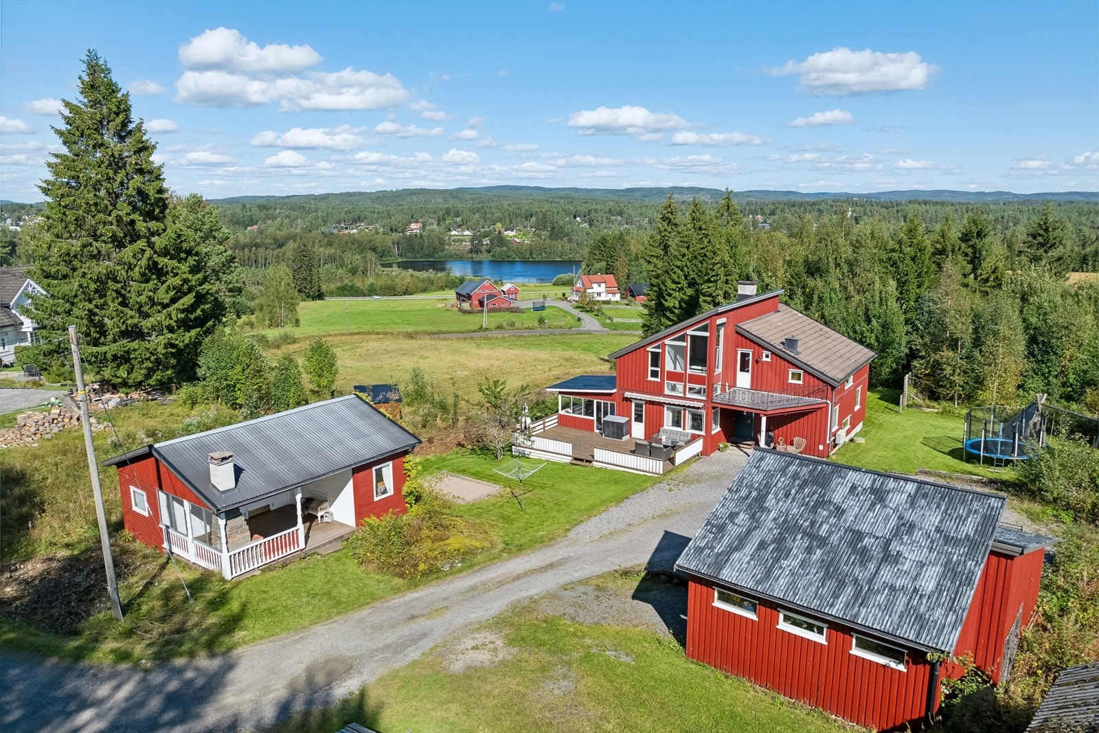 Familievennlig, arkitekttegnet enebolig med en spennende planløsning. Anneks og uthus. Galleribilde