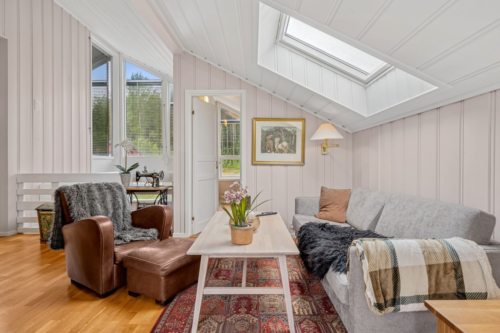 Romslig loftstue med gode møbleringsmuligheter. Galleribilde