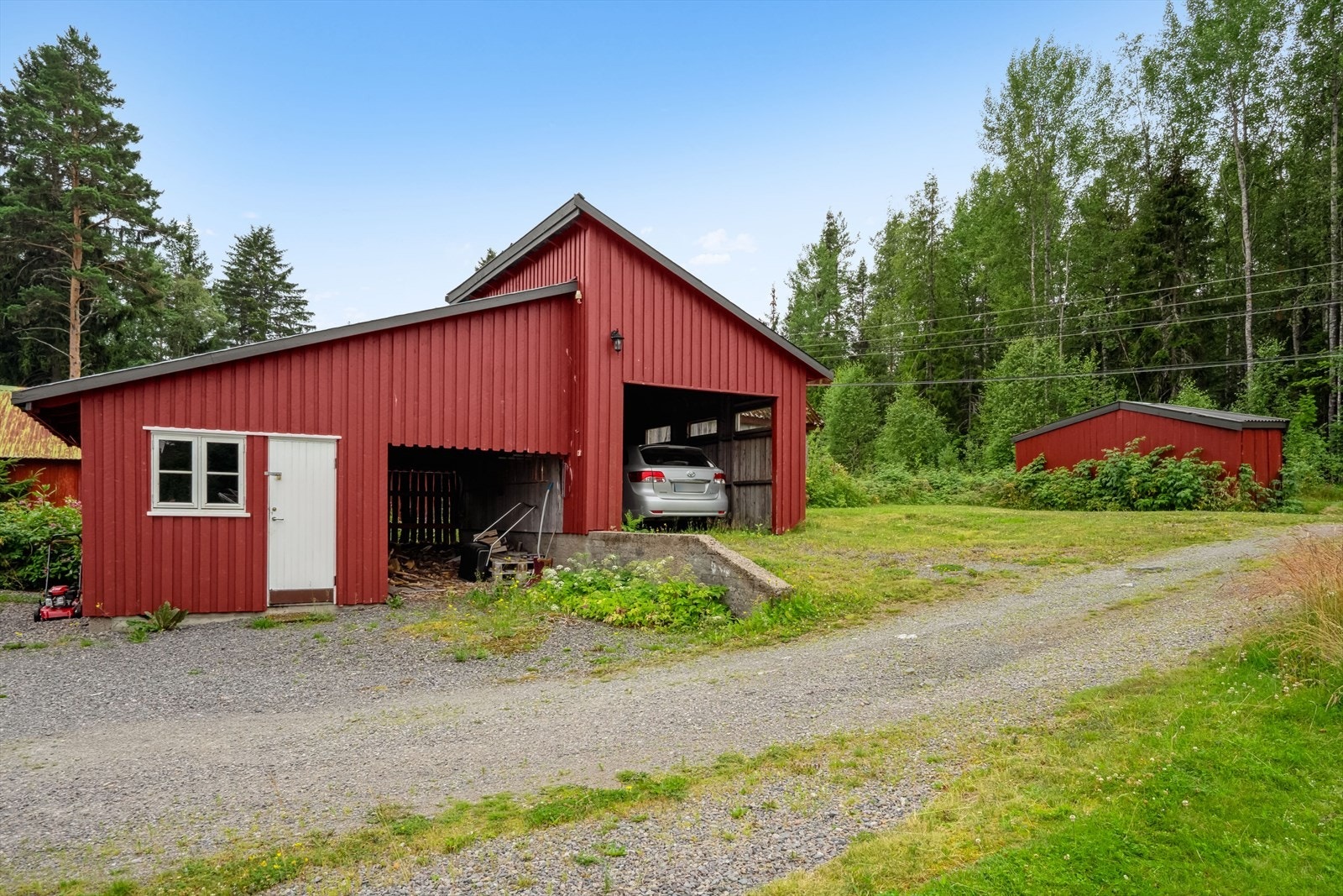 Uthus/carport med god lagringsplass. Galleribilde