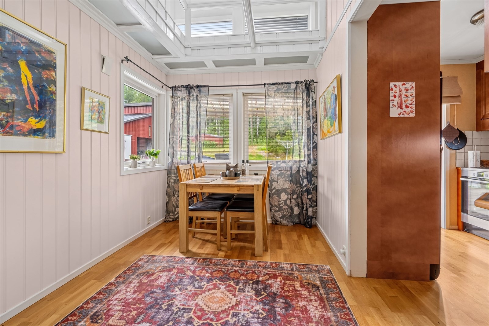 En møbleringsvennlig stue med plass til et stort spisebord. Galleribilde