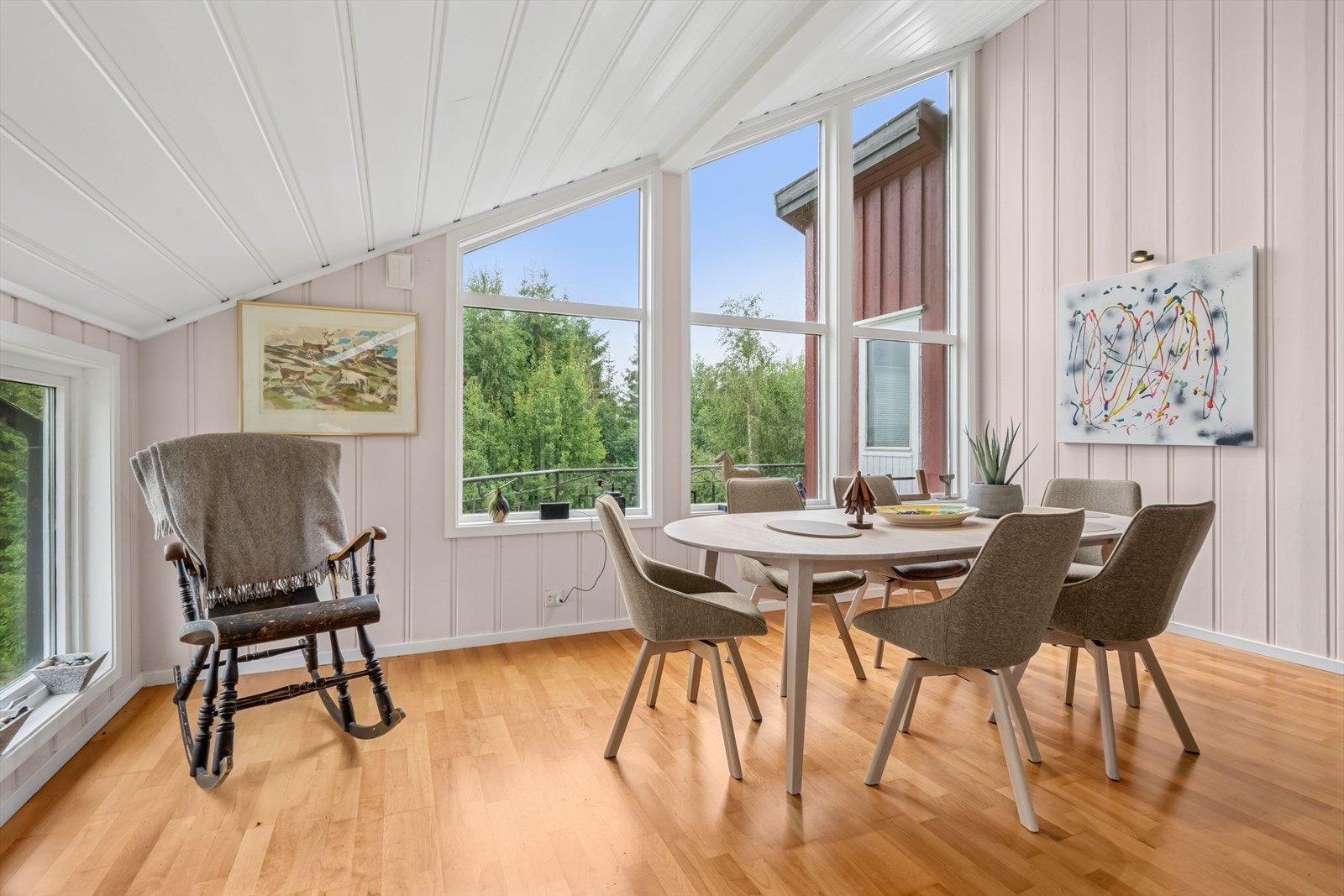 Også i denne etasjen er det god plass til spisebord. Galleribilde