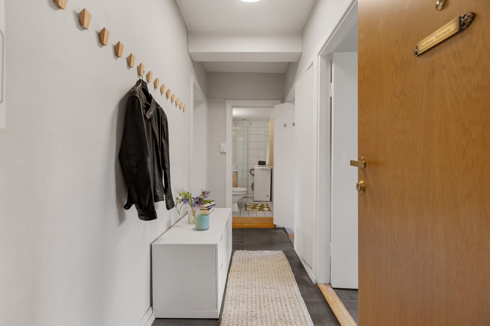 Her er det god plass til oppbevaringsmøbler. Galleribilde