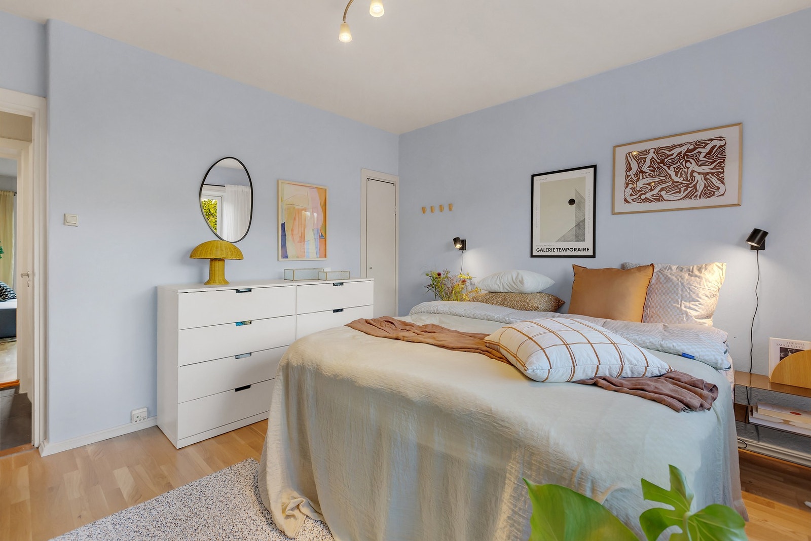 I tillegg har rommet inngang til et kott - perfekt til ekstra lagring. Galleribilde