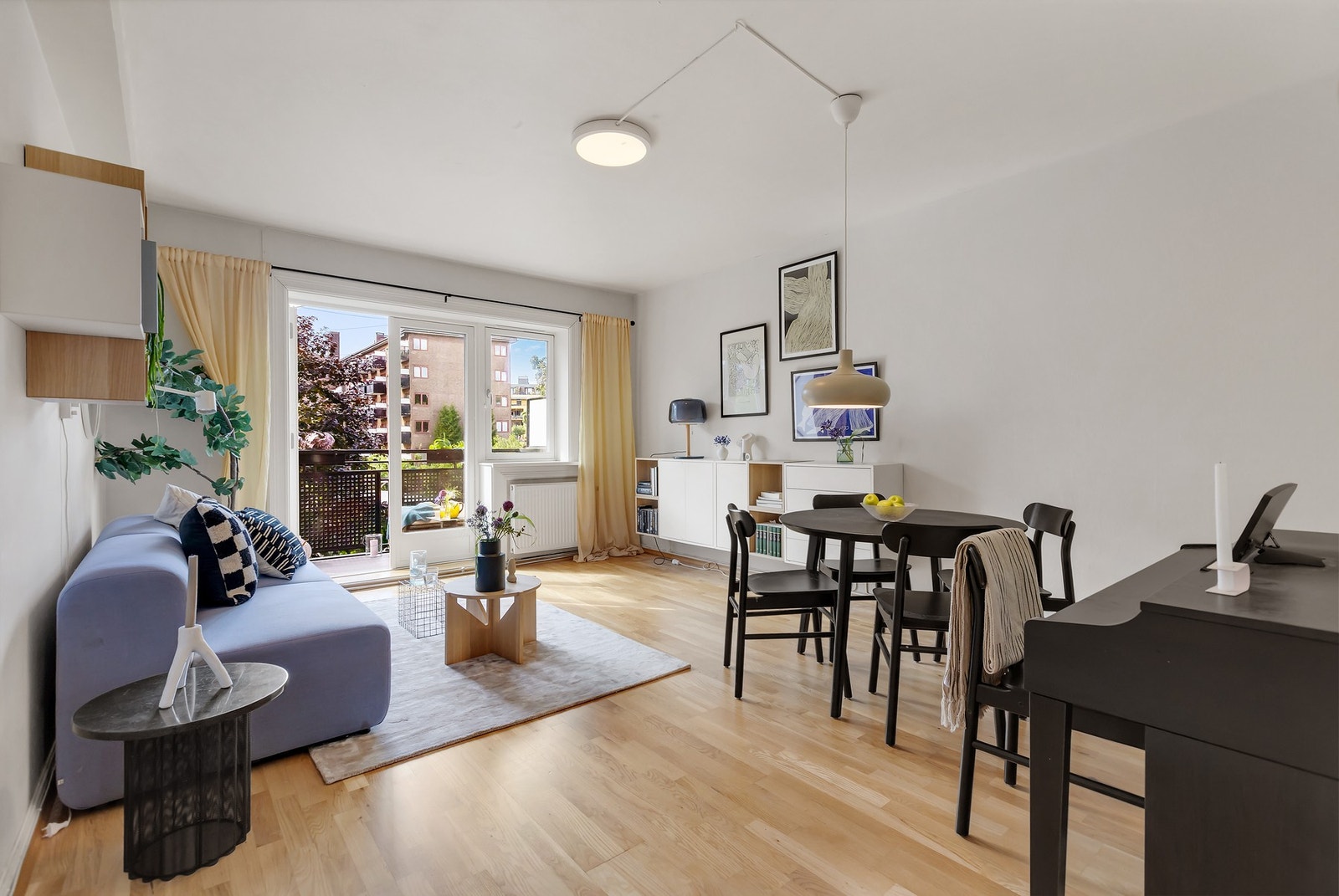 Lys og luftig stue med malte flater og parkett på gulv. Galleribilde