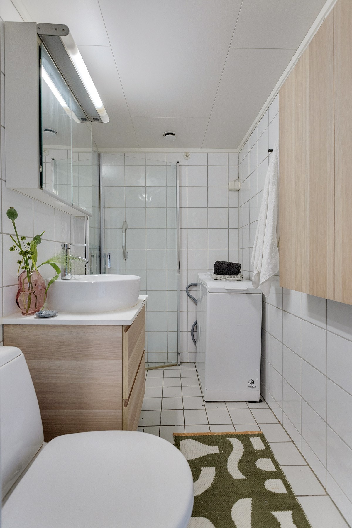 Pent baderom fra 2006 med fliser på gulv og vegger, samt gulvvarme. Galleribilde