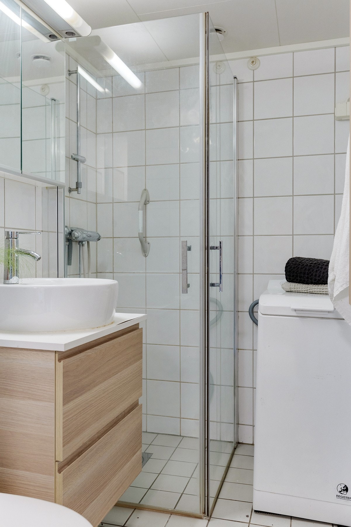 Oppgradert servant og innredning i 2023, samt opplegg for vaskemaskin som medfølger. Galleribilde