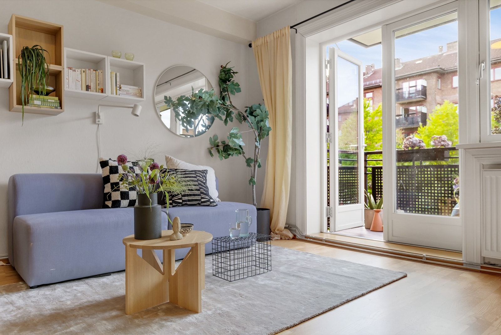 Store vindusflater samt balkongdør med 3-lags glass (fra 2014) gir et flott lysinnslipp. Galleribilde