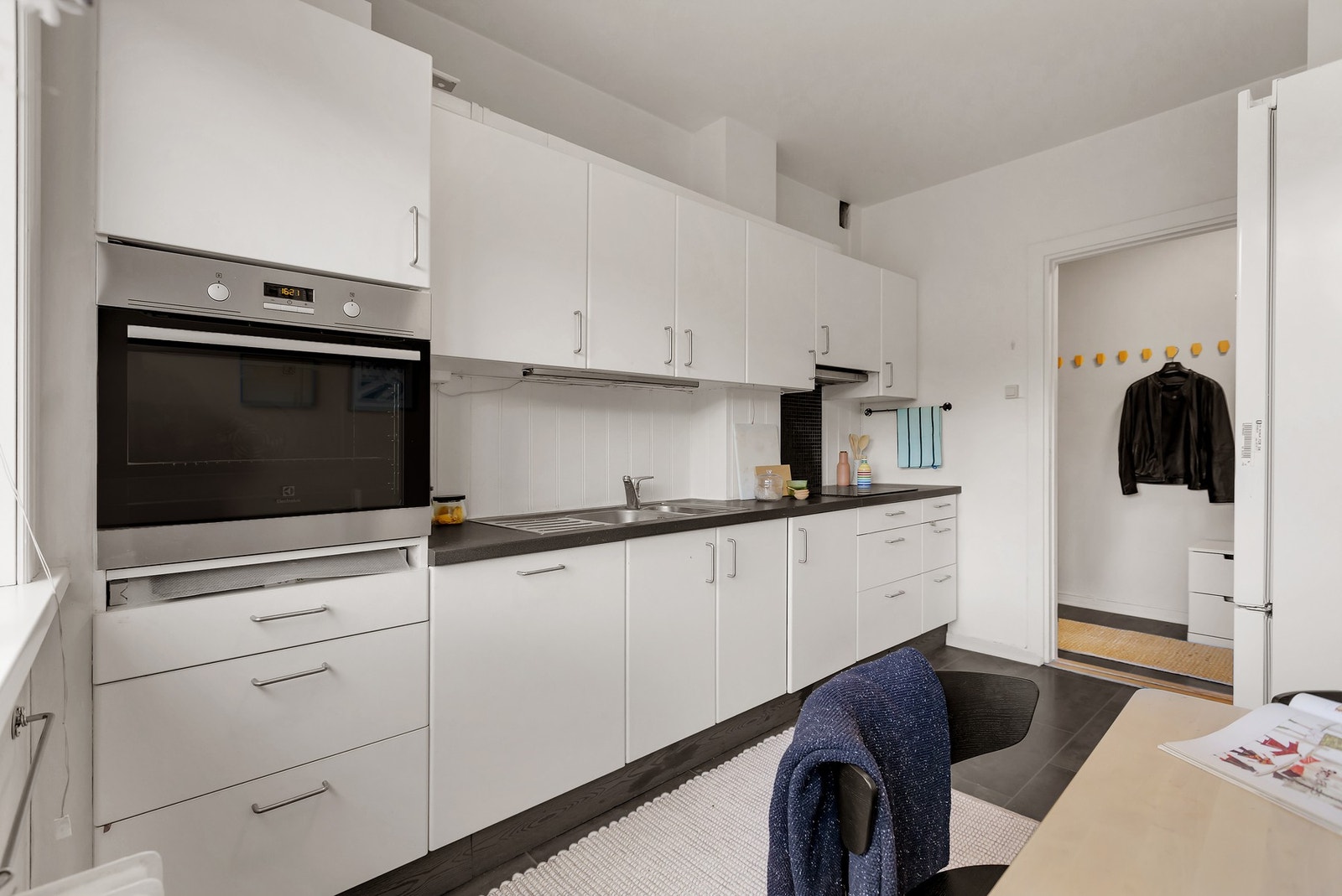 Praktiske løsninger som benkebelysning, stikkontakter under overskap og integrert stekeovn og oppvaskmaskin gjør matlagingen enkel og effektiv. Galleribilde