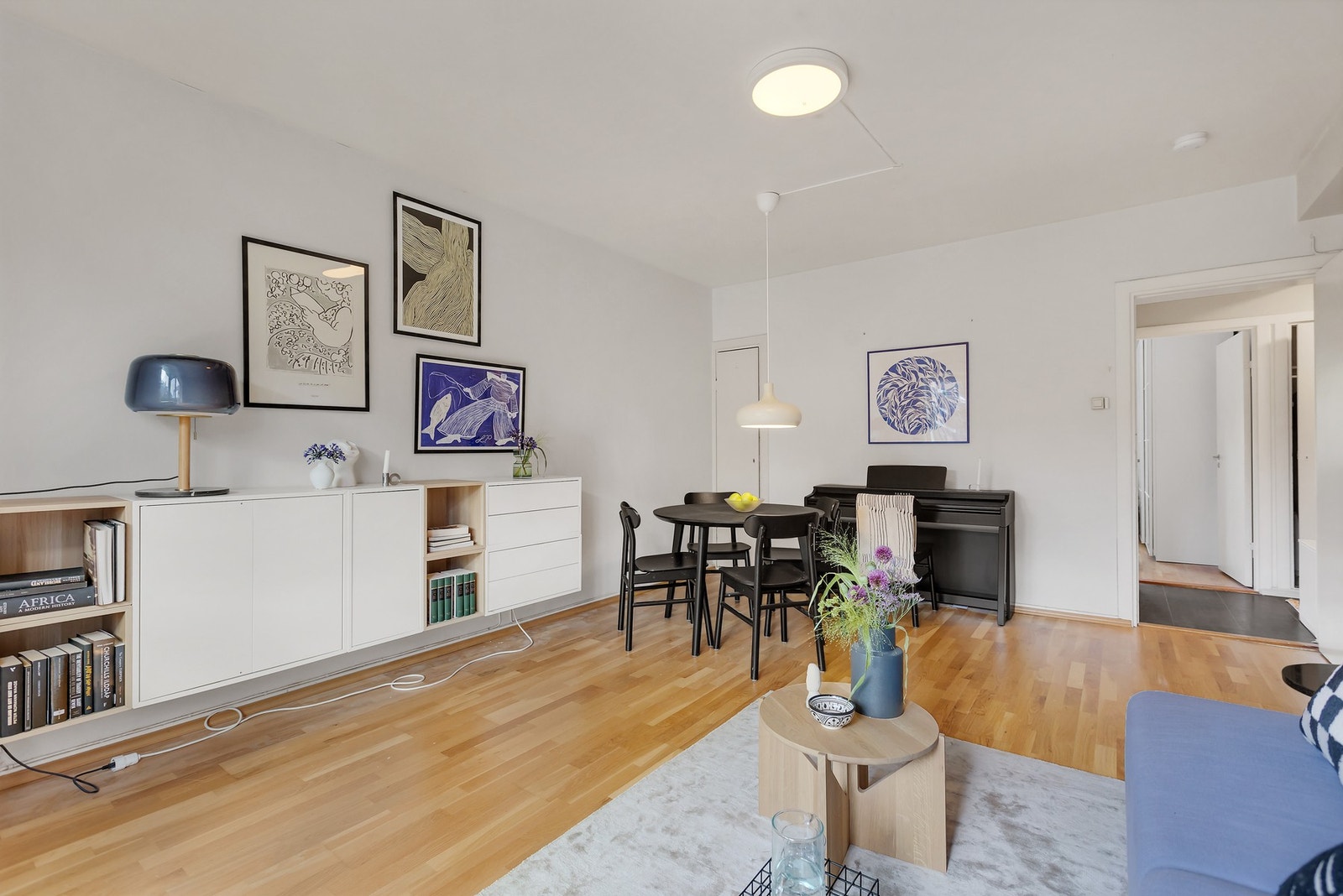 Her er det god plass til både sofagruppe og spisebord. Galleribilde