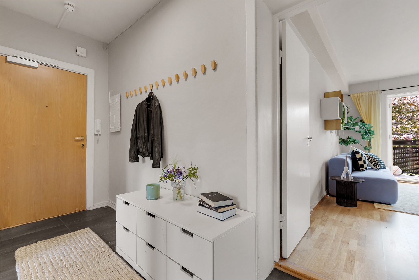 Entréen har flislagt gulv. Galleribilde