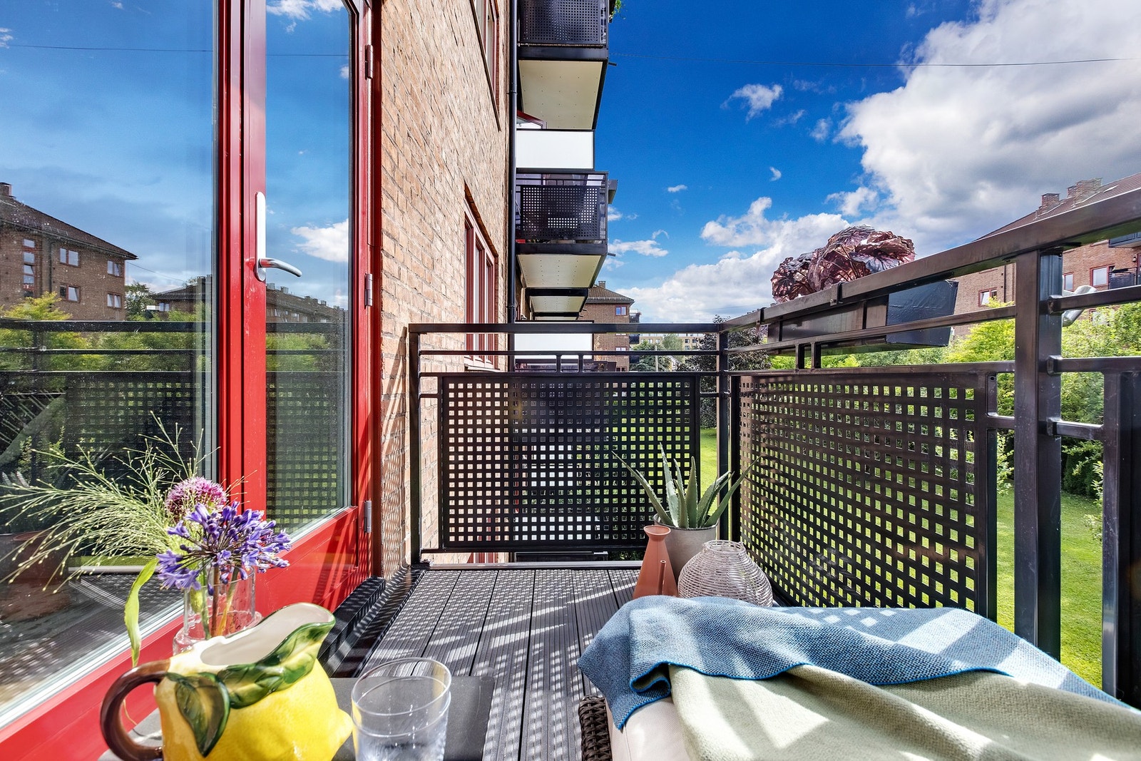 Balkongen er perfekt for solrike sommerdager og lune kvelder. Galleribilde