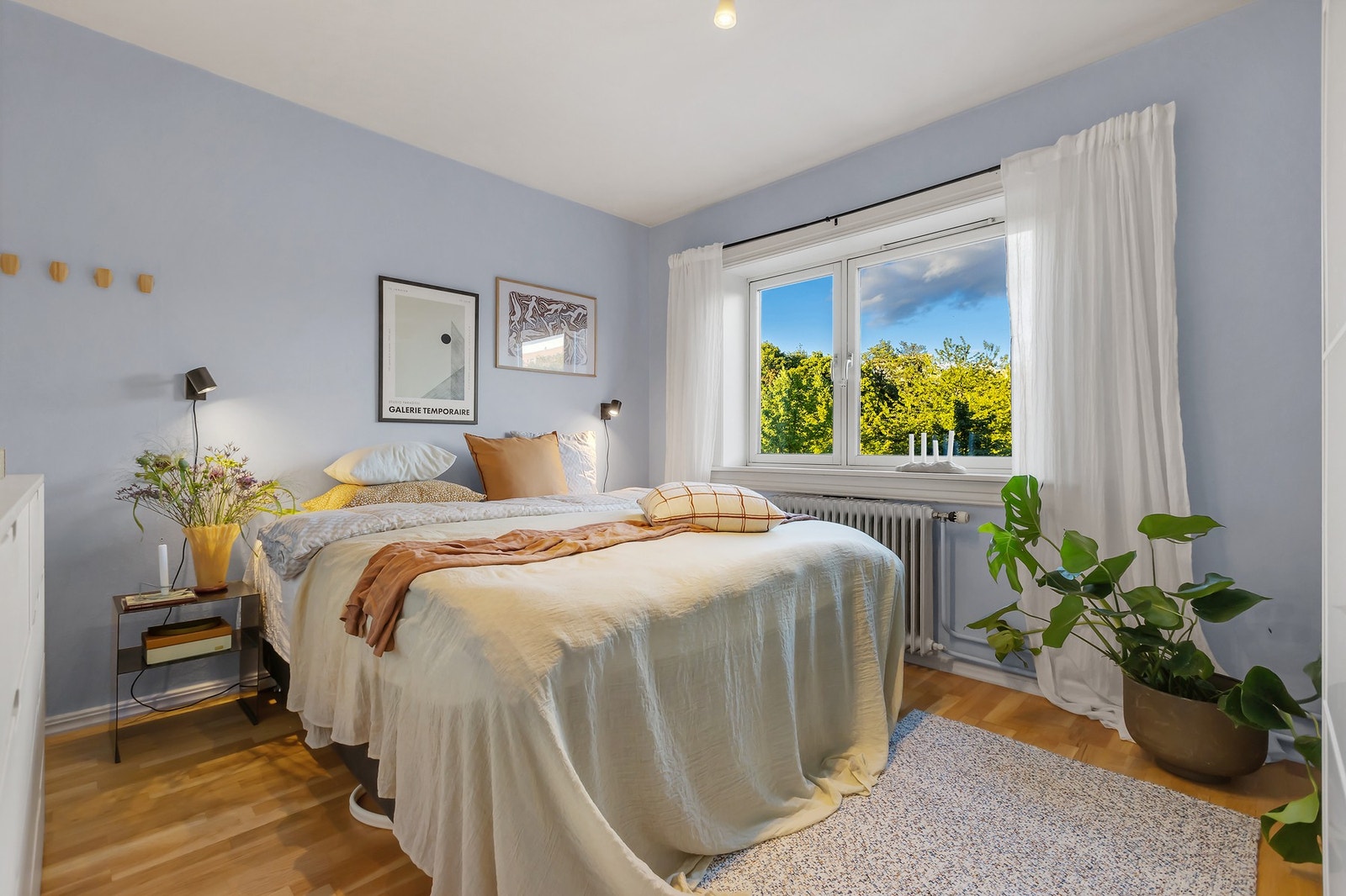 Romslig soverom med god plass til dobbeltseng, nattbord og garderobeskap. Galleribilde