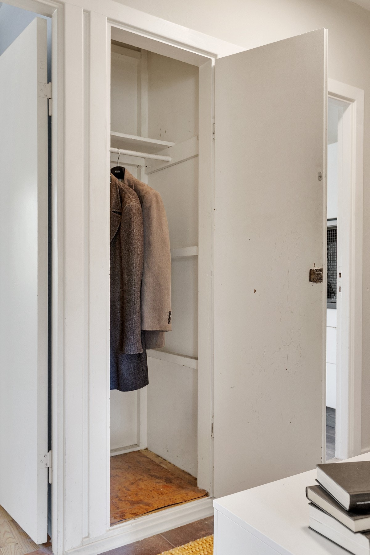 Et plassbygd skap som sørger for ekstra lagringsplass. Galleribilde