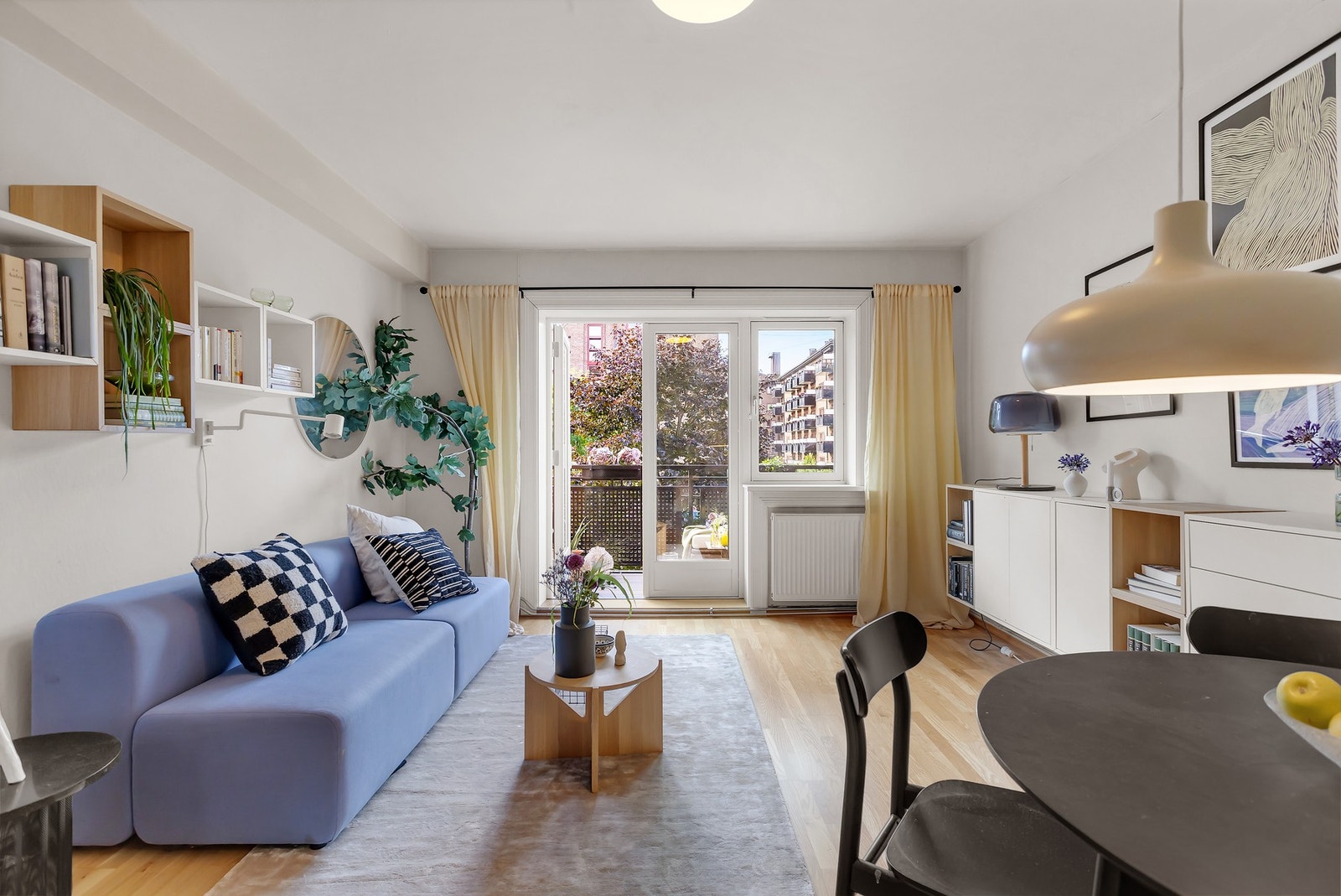 Leiligheten har en gjennomgående planløsning, god takhøyde og store vindusflater som slipper inn rikelig med naturlig lys. Galleribilde