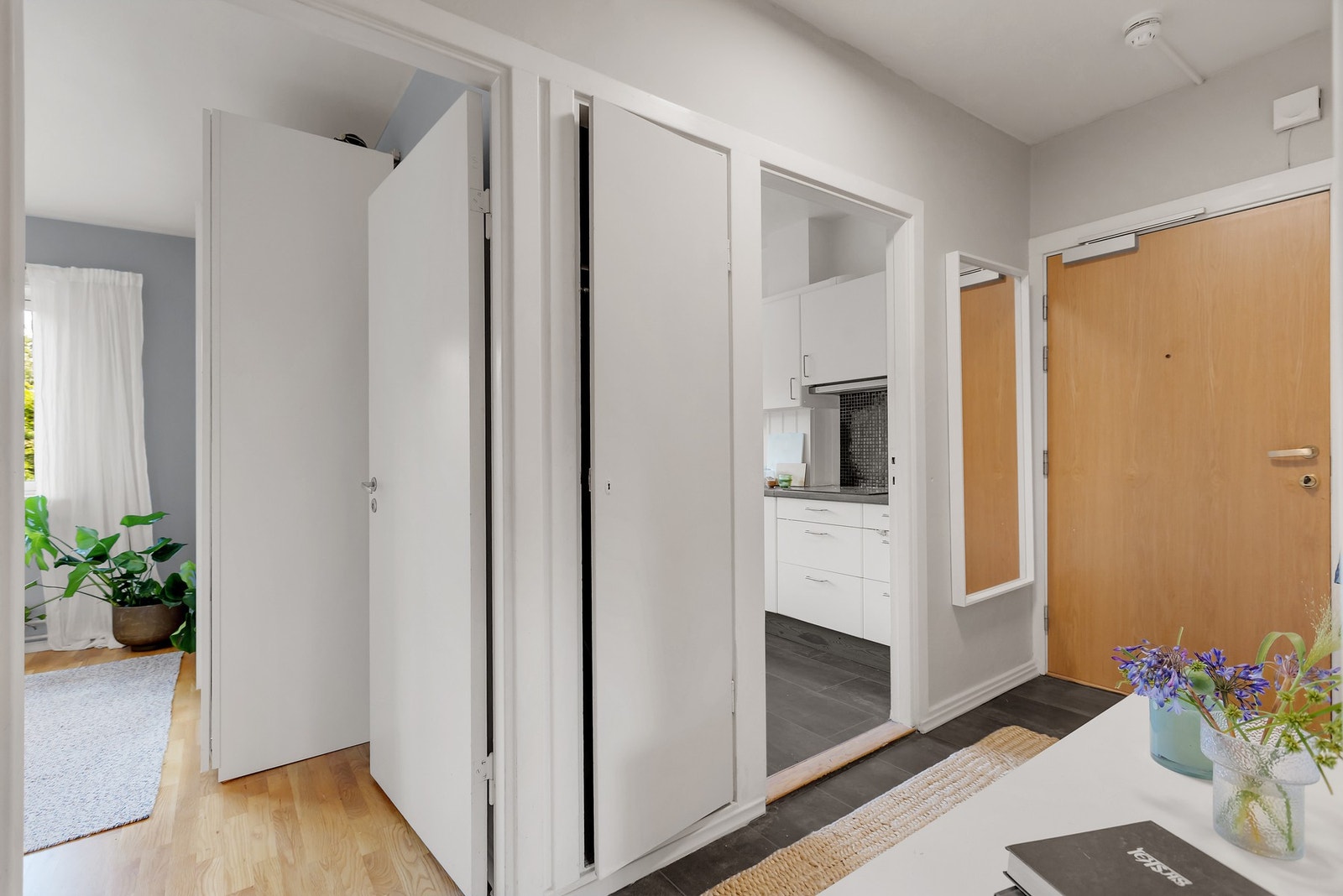Leiligheten ønsker velkommen med en romslig og praktisk entré. Galleribilde
