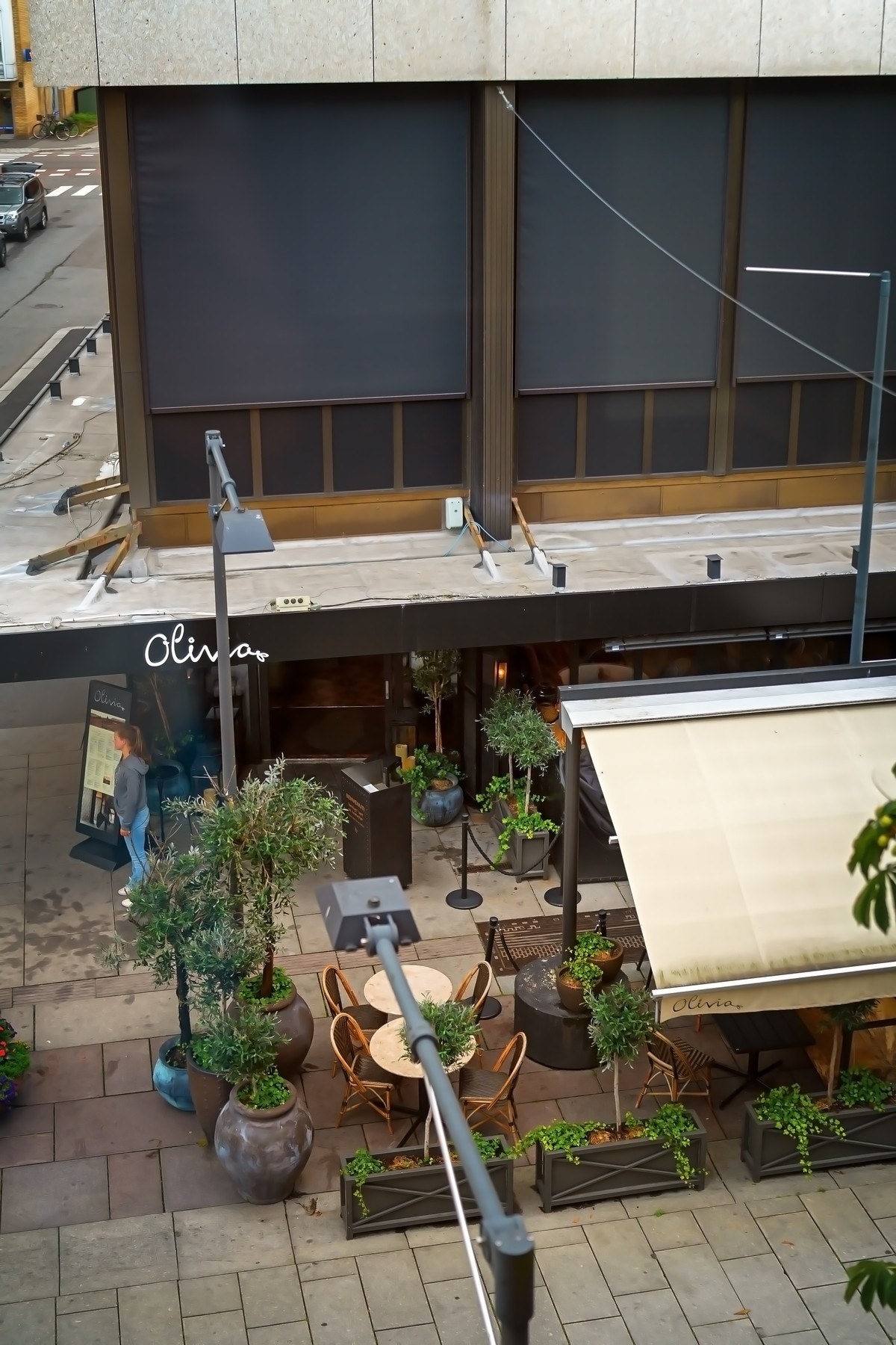 Fra leiligheten er det utsikt ned til den populære restauranten Olivia. Galleribilde