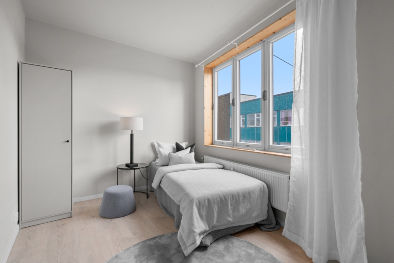 Soverom 3 egner seg ypperlig som gjesterom, eller kontor.
Bildet er tatt fra leiligheten som ligger i etasjen ovenfor. Leiligheten ovenfor er identisk, men høyere utsyn Galleribilde