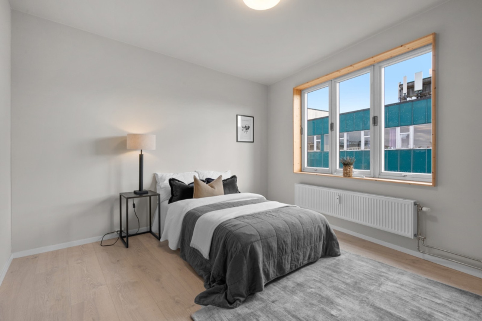 Boligens andre soverom er også av god størrelse med mye naturlig lysinnslipp.
Bildet er tatt fra leiligheten som ligger i etasjen ovenfor. Leiligheten ovenfor er identisk, men høyere utsyn Galleribilde