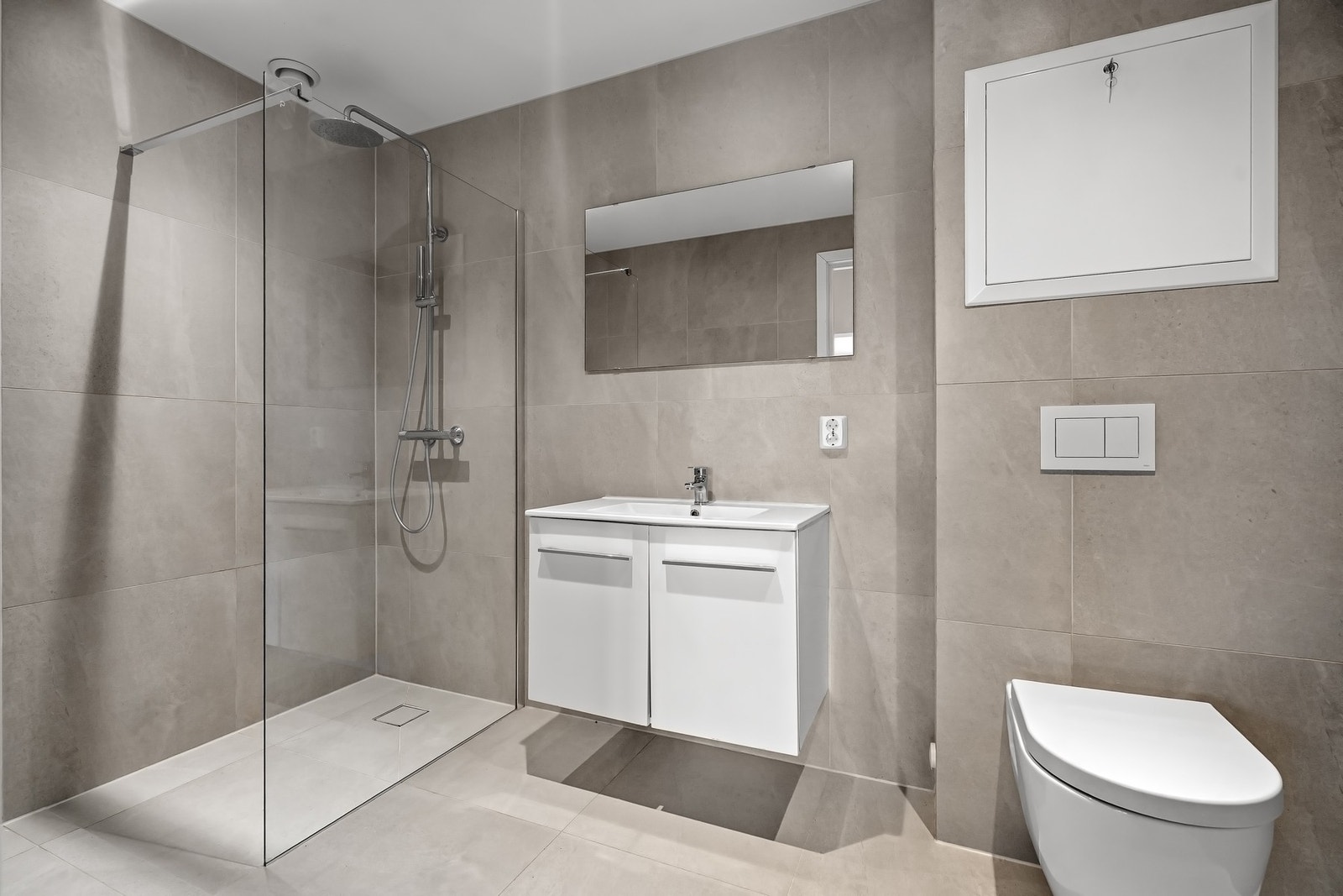 Delikat baderom fra 2022. Består av dusjnisje, vegghengt WC og servant. Galleribilde